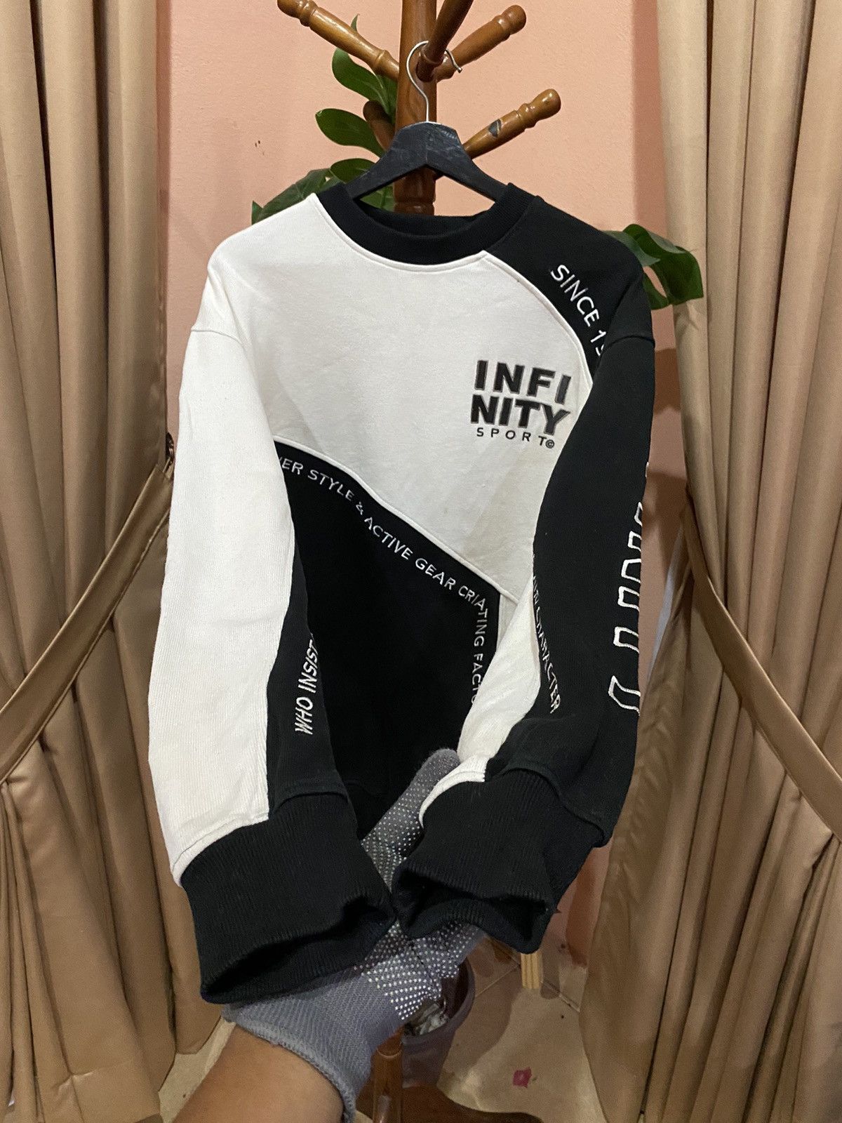 Vintage VINTAGE EMBROIDERED INFINITY SPORTS SWEATSHIRT Size US L / EU 52-54 / 3 - 7 Thumbnail