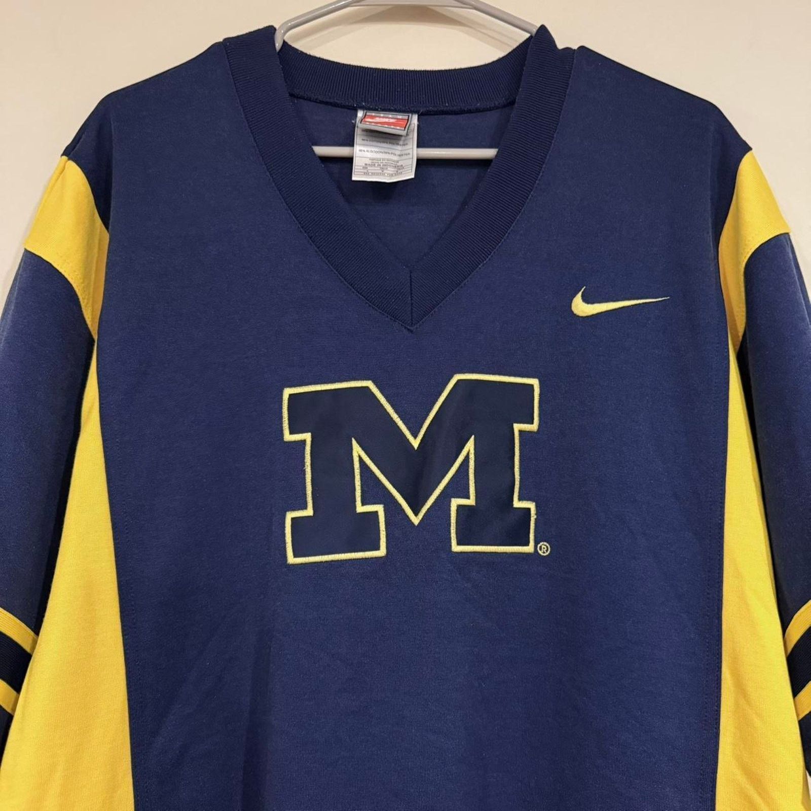 Nike Vintage Nike Michigan Wolverines Basketball Warm Up Shirt Size US L / EU 52-54 / 3 - 3 Thumbnail
