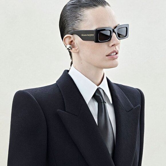 Alexander McQueen Alexander McQueen AM0433S 001 Sunglasses Black Rectangle Size ONE SIZE - 3 Thumbnail