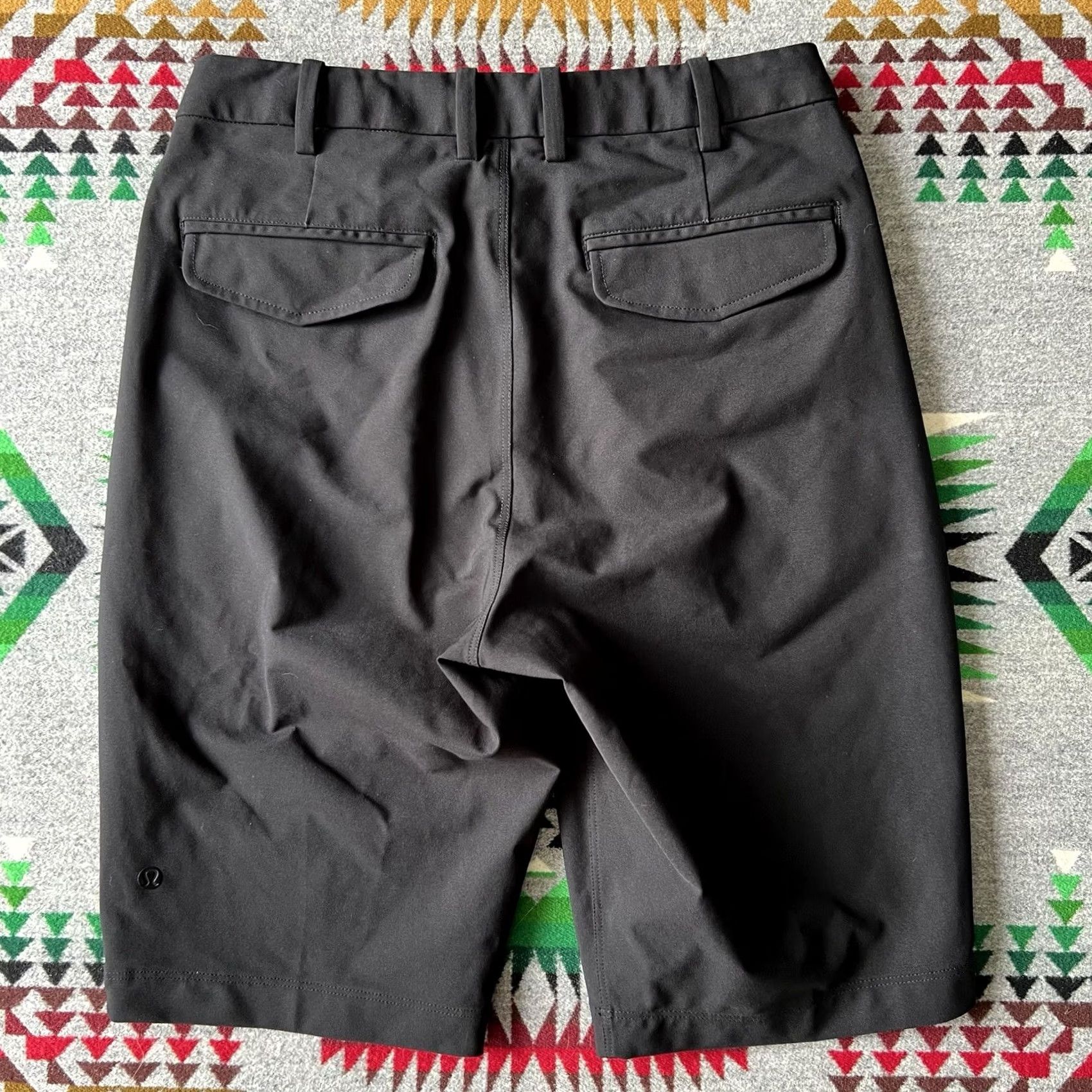 Lululemon Lululemon The Works Warpstreme Flat Front Chino Shorts Men 30 Black A9 Size US 30 / EU 46 - 2 Thumbnail