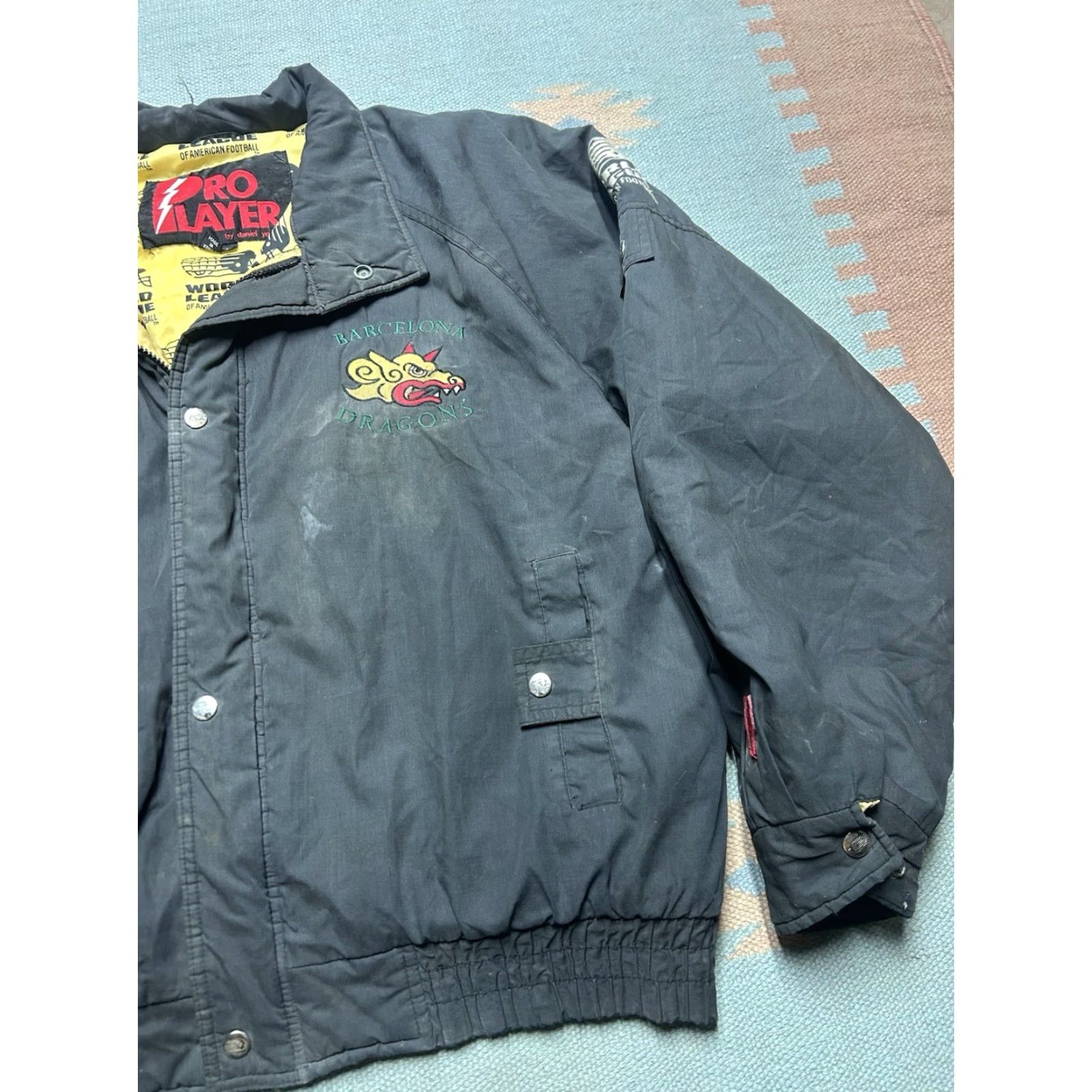 Pro Player VINTAGE Pro-player Puffer Jacket Barcslona Dragons distressed AS IS RARE large Size US L / EU 52-54 / 3 - 4 Thumbnail