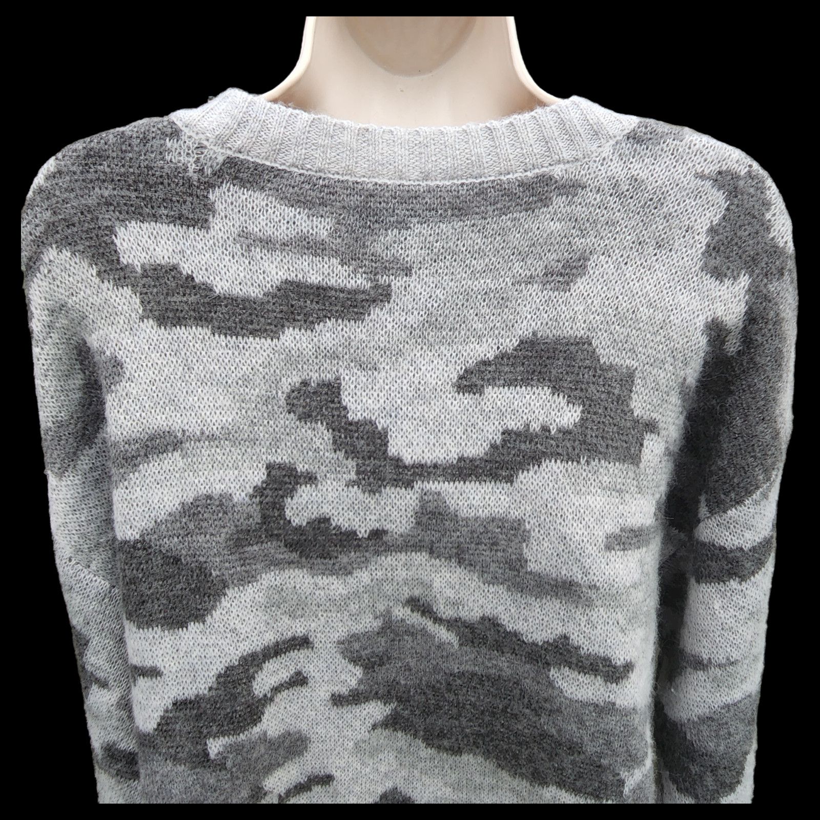 American Eagle Outfitters American Eagle Gray Camo Sweater Women's Size XS Long sleeve Size XS / US 0-2 / IT 36-38 - 5 Thumbnail