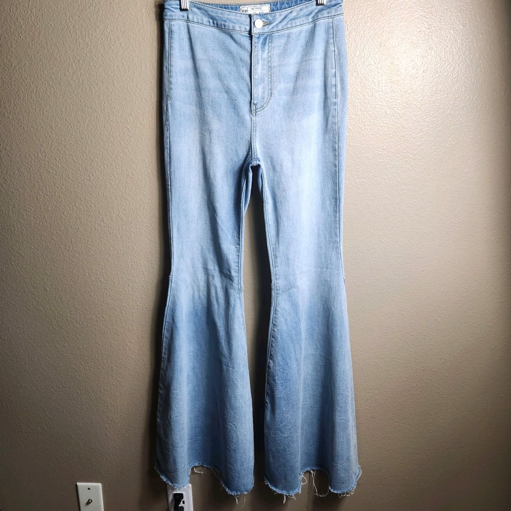 Free People VINTAGE Free People We The Free Womens |27| Just Float On Flare Light Wash Jeans Shirt? Size 27" / US 4 / IT 40 - 3 Thumbnail