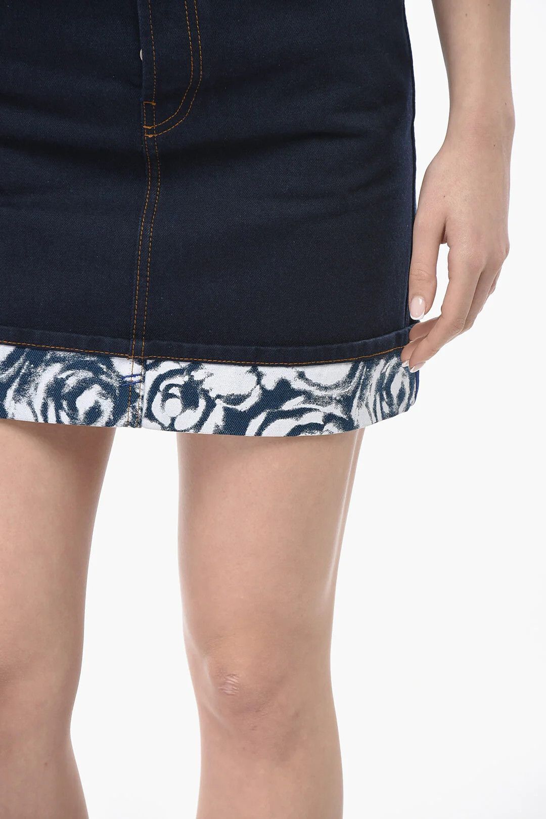 Burberry og1mm0426 Dark-Wash Denim Miniskirt in Blue Size 25" / US 0 / IT 36 - 3 Thumbnail