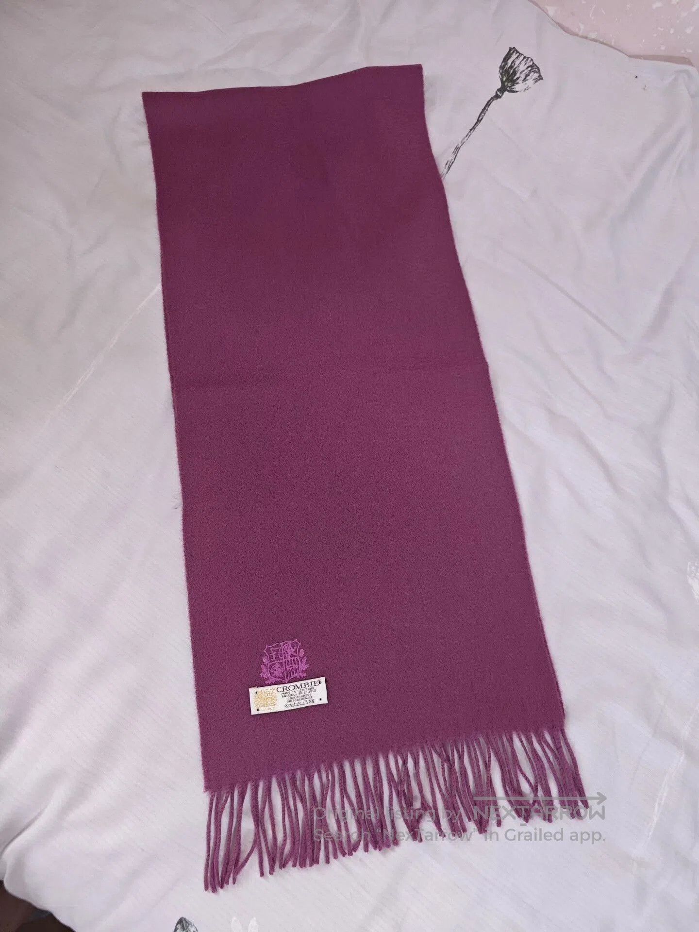 Johnstons Of Elgin Crombie Cashmere Scarf in Magenta. Size ONE SIZE - 1 Thumbnail