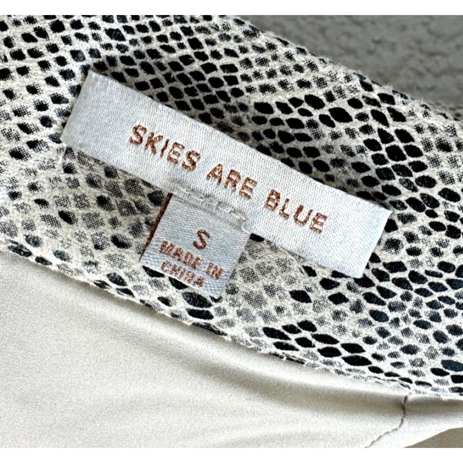Skin Skies are Blue Women's Skirt Knee Length Gray Snake Print A-Line Lined Sz S Polyester Zip Knotted Size 28" / US 6 / IT 42 - 3 Thumbnail