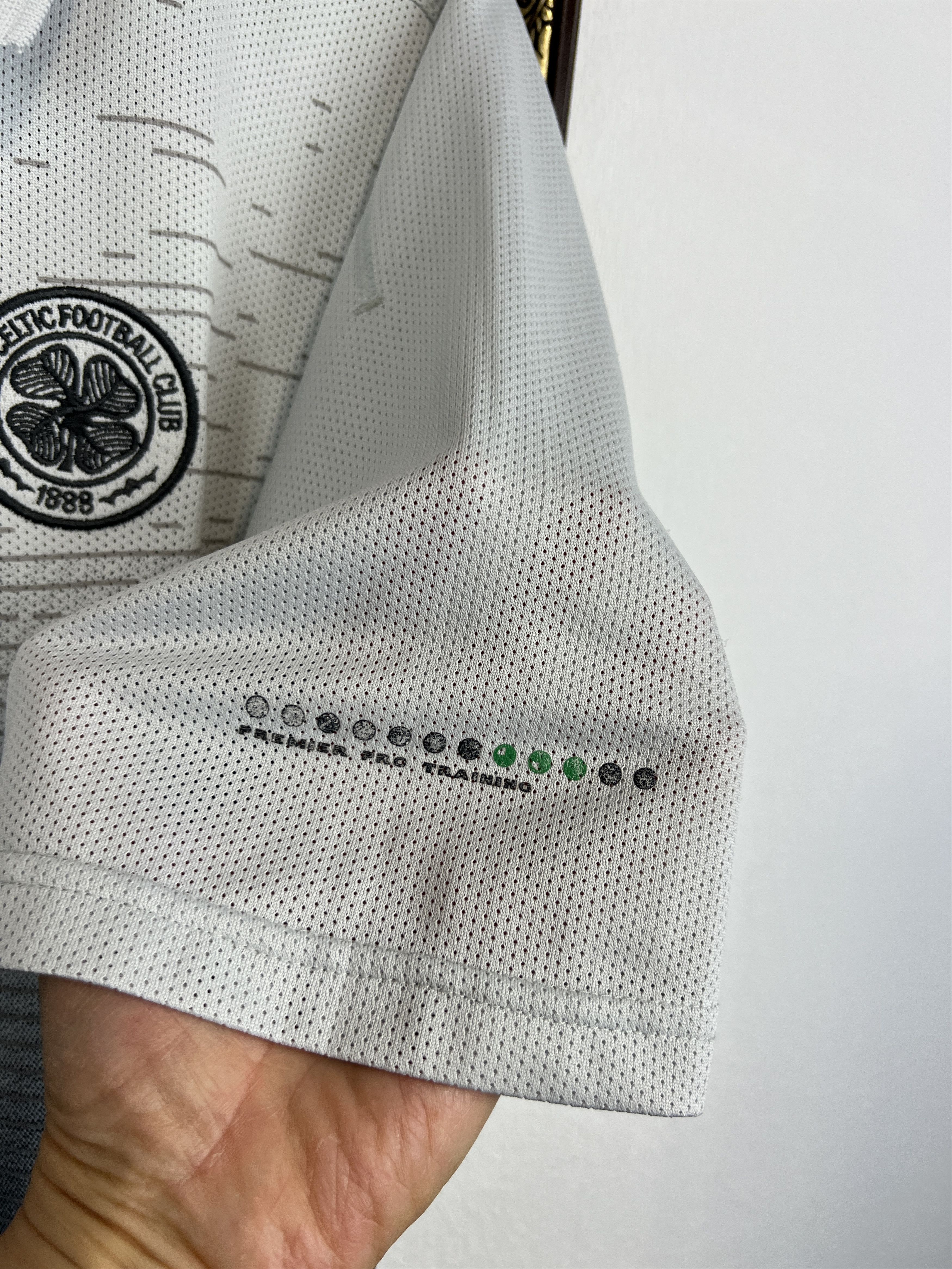 Umbro Vintage Celtic Football Train Polo Soccer Jersey Trikot Size US L / EU 52-54 / 3 - 4 Thumbnail
