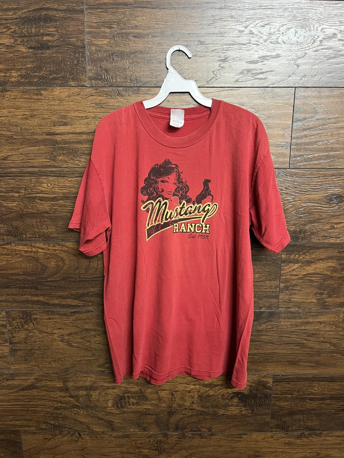 Gildan VTG Mustang Ranch Est 1955 T-shirt - Faded Red Shirt - L Size US L / EU 52-54 / 3 - 1 Thumbnail
