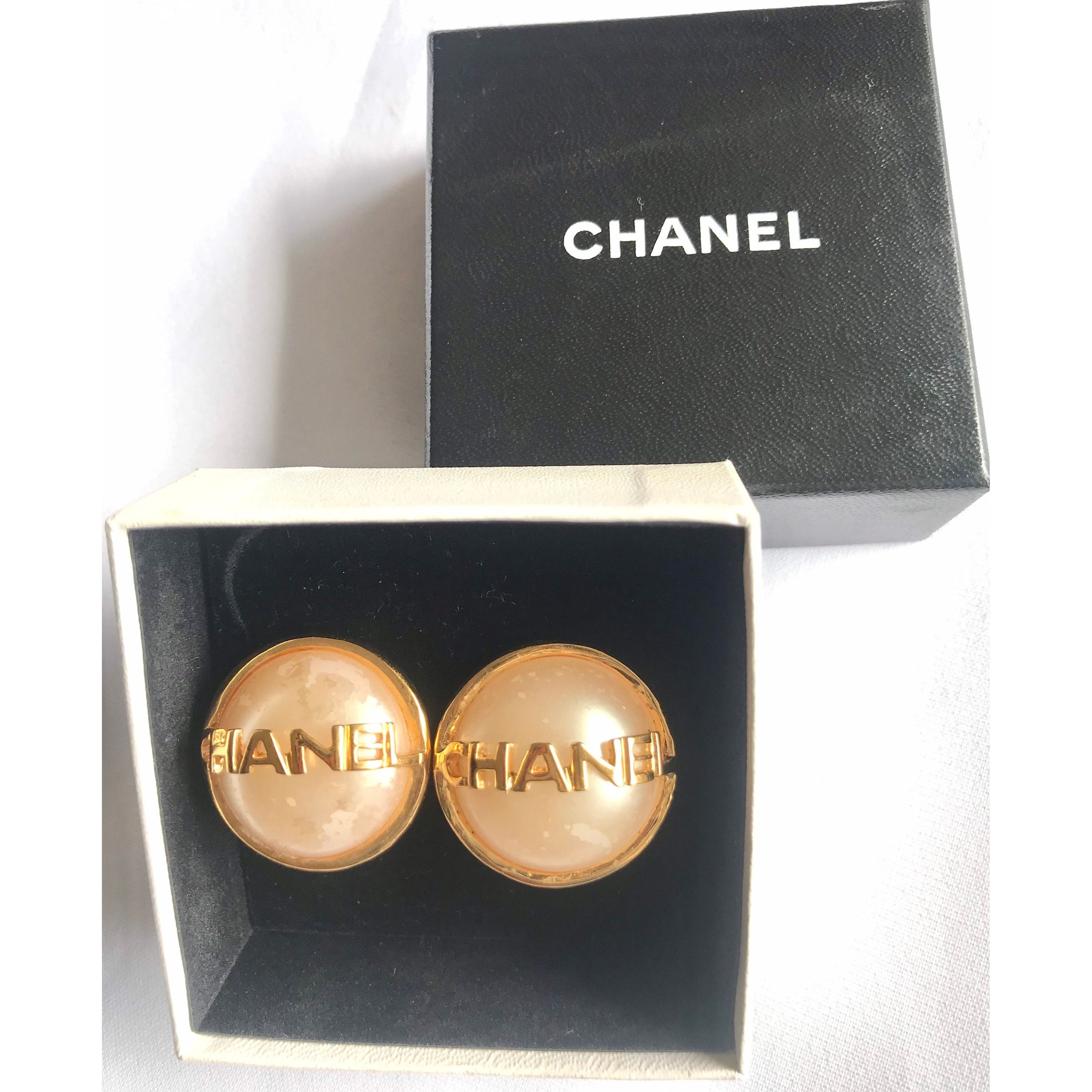 Chanel Vintage CHANEL gold tone round earrings with faux pearl Size ONE SIZE - 10 Thumbnail