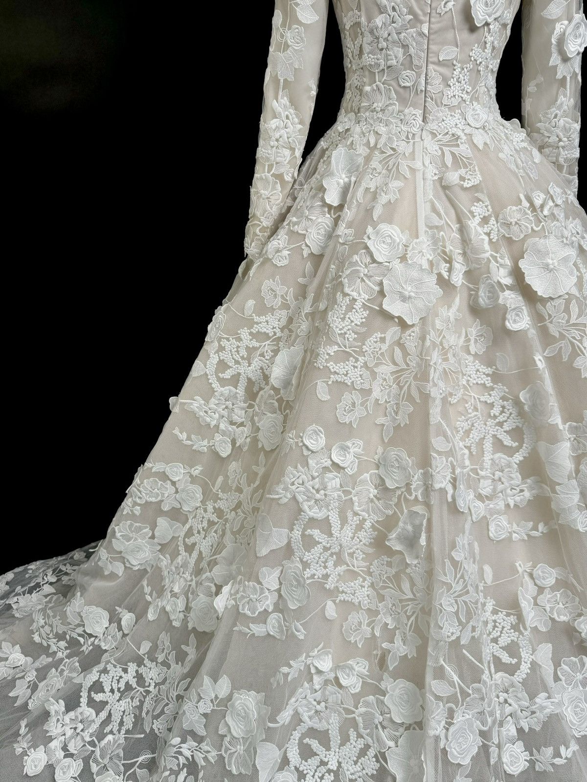 Other Preloved US 4 Anna Augusta 3D Embroidery Lace Wedding Dress Size S / US 4 / IT 40 - 8 Thumbnail