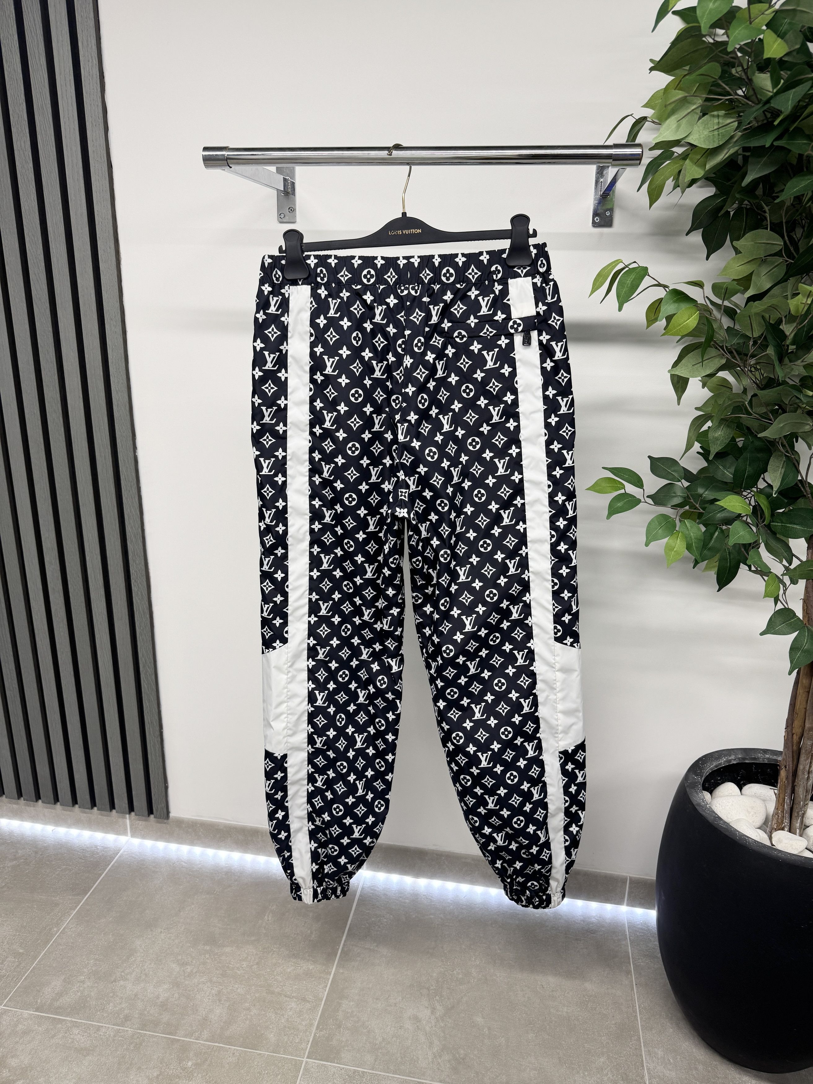 Louis Vuitton Louis Vuitton 1AFWQB Monogram Track Pants RRP £1720 Size US 30 / EU 46 - 2 Thumbnail