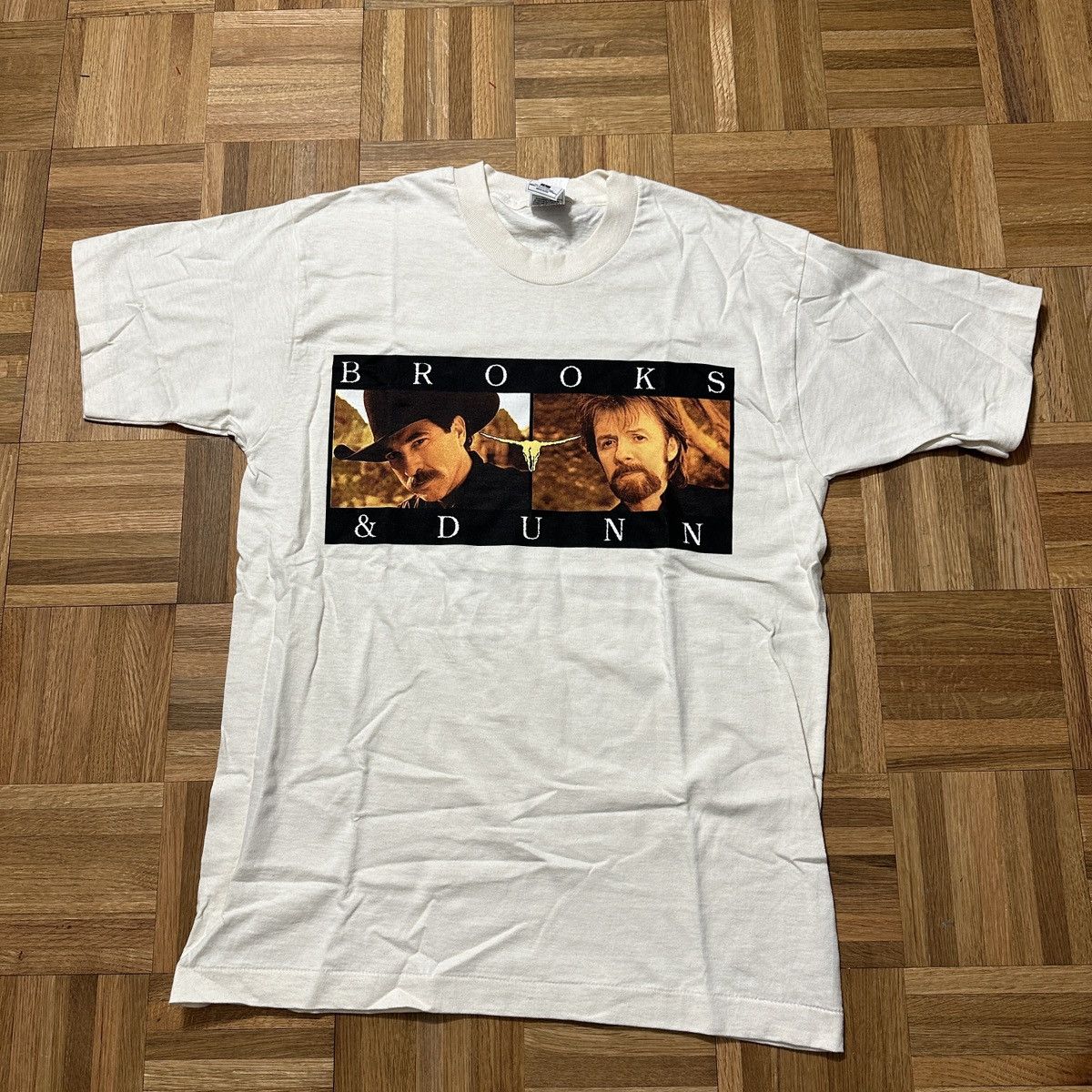 Fruit Of The Loom Vintage Brooks & Dunn Asphalt Cowboys tee Size US L / EU 52-54 / 3 - 1 Thumbnail
