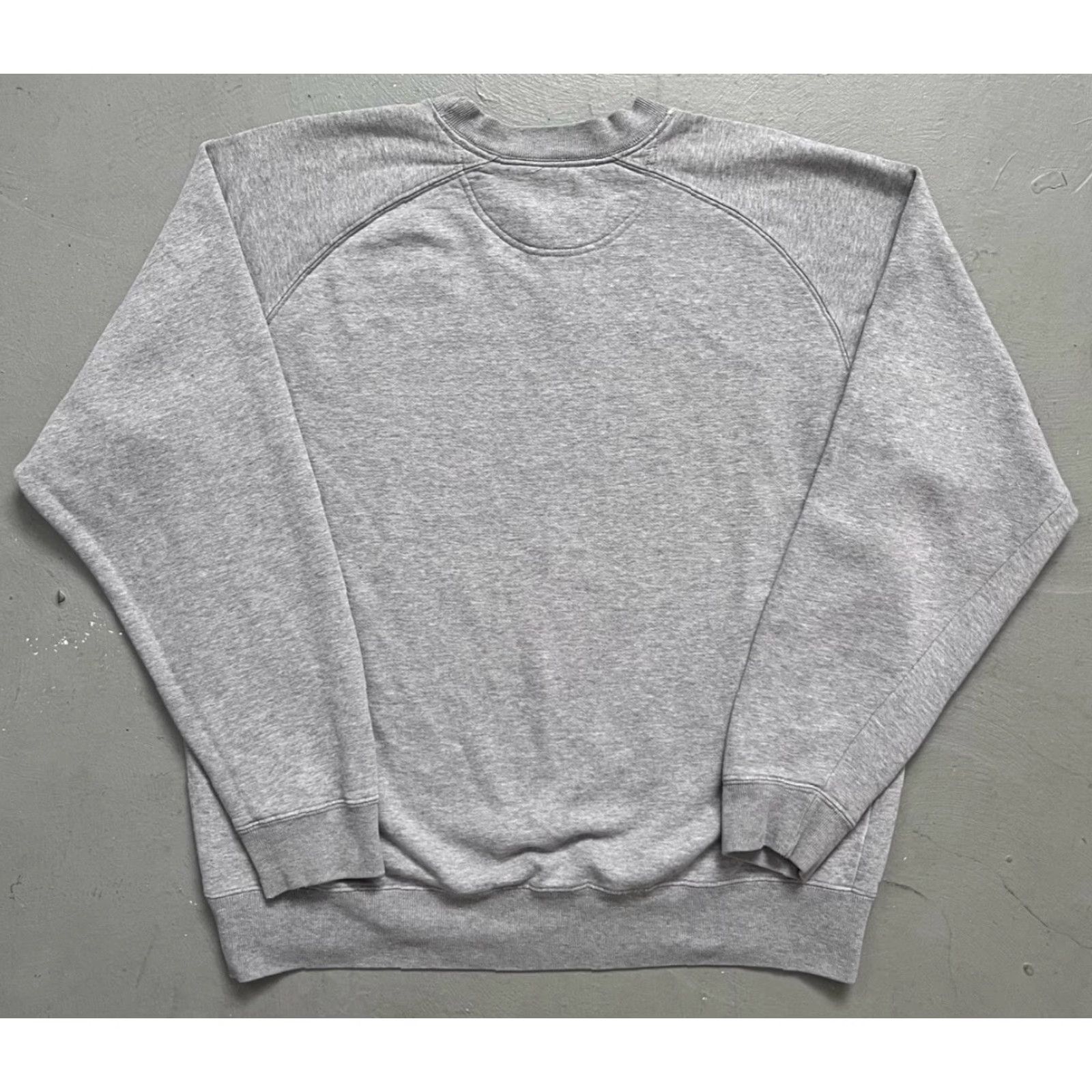 Gap VINTAGE Gap Sweatshirt Flag International Spell Out Made In USA Large L Gray USA Men Women Unisex Shirt Pullover Crewneck Distressed Pre-Owned Size US L / EU 52-54 / 3 - 8 Thumbnail