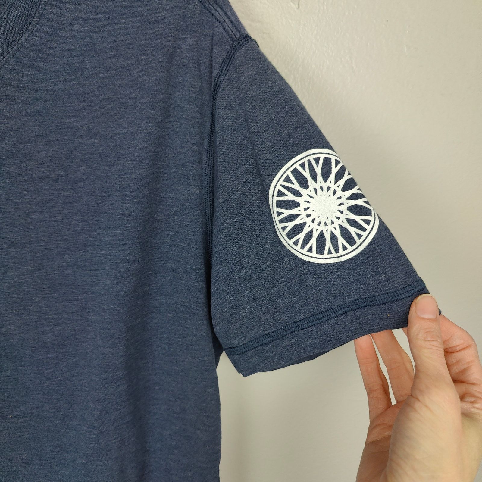 Lululemon Lululemon 5 Year Basic Soulcycle T-Shirt Large Navy Blue Size US L / EU 52-54 / 3 - 2 Thumbnail