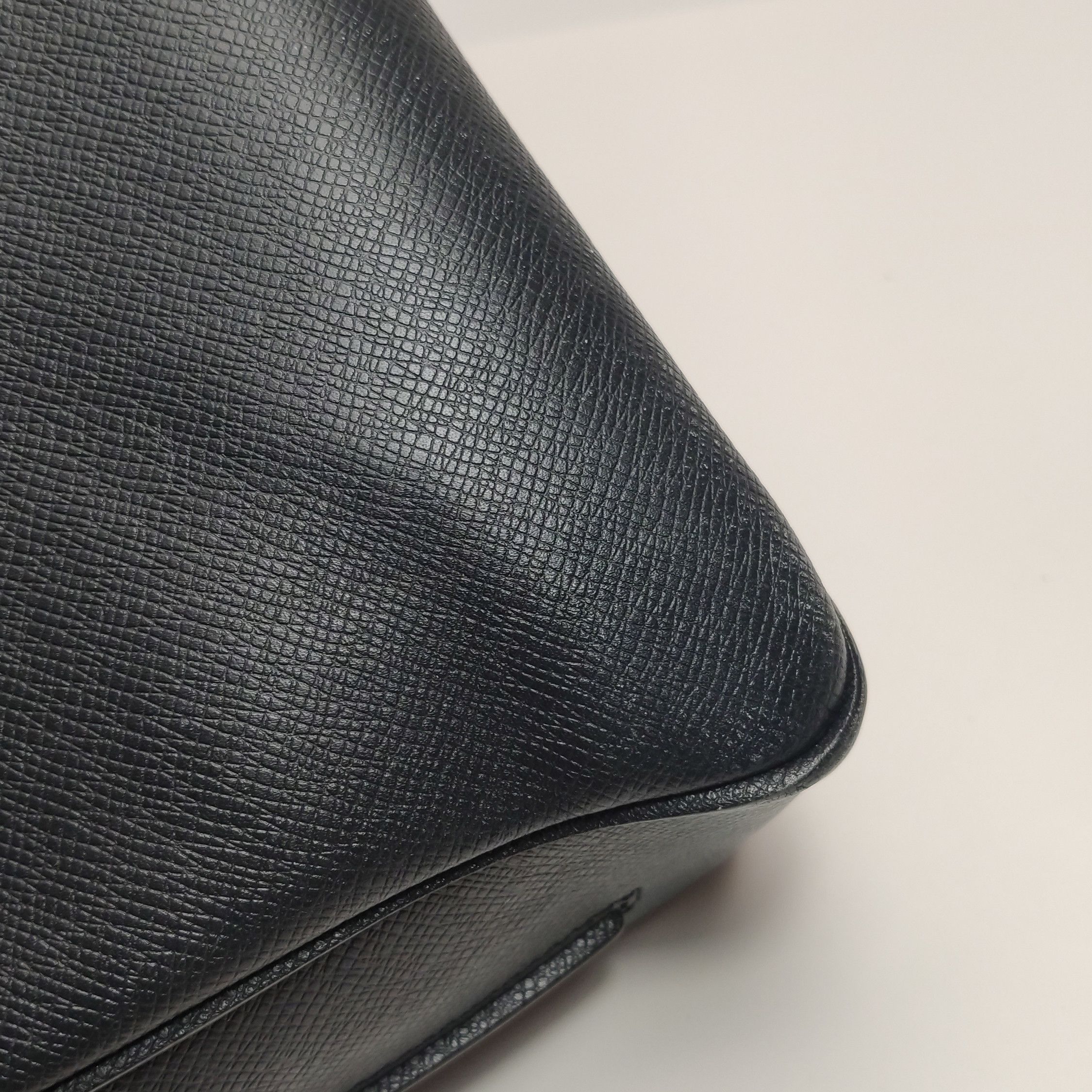Louis Vuitton Louis Vuitton (LV) Roman leather solid color flap crossbody Size ONE SIZE - 3 Thumbnail