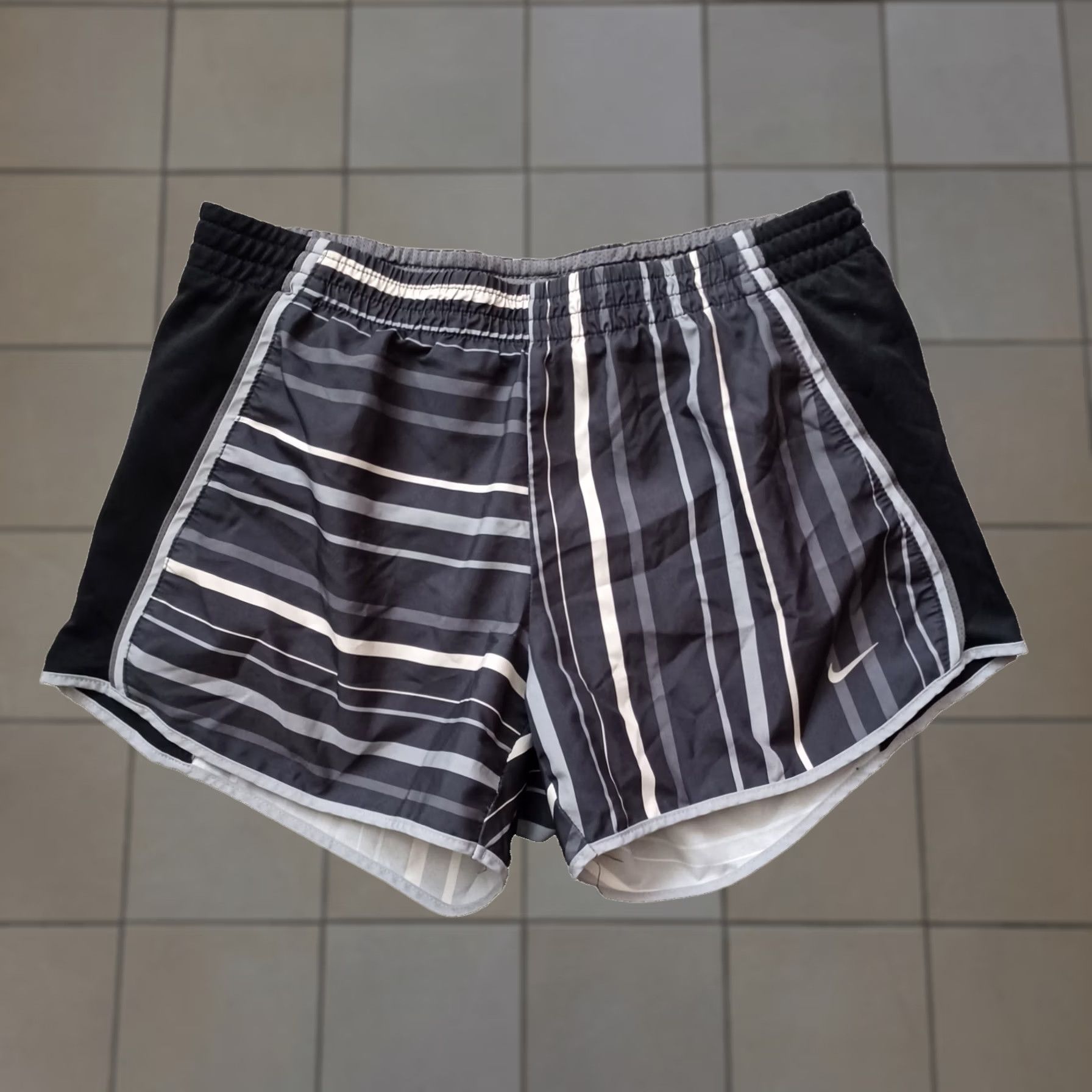 Nike Nike Shorts Womens Small Multicolor Dri-Fit Lined Running Workout Geometric Pattern Athletic Breathable Elastic Waist Size 28" / US 6 / IT 42 - 1 Thumbnail