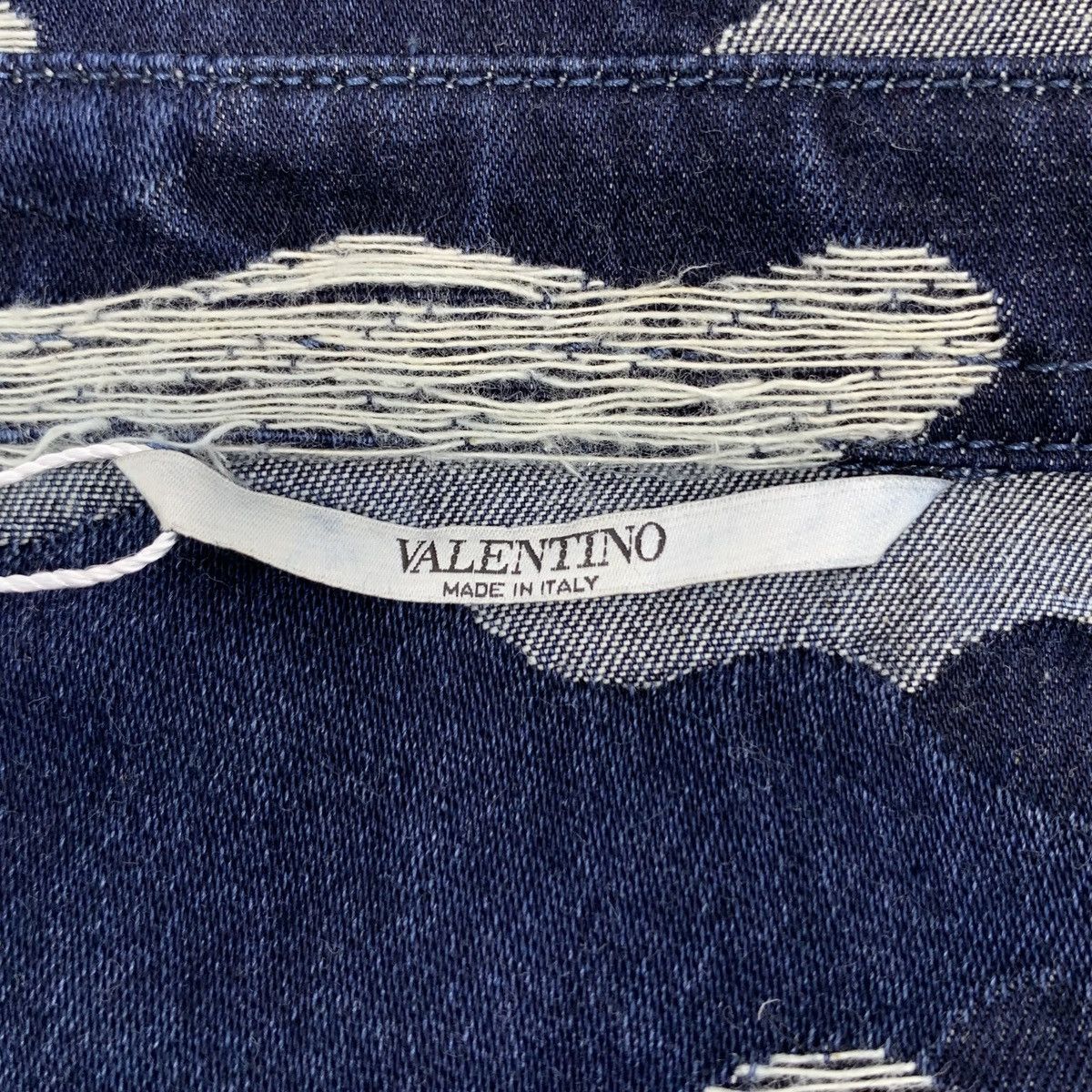 Valentino Valentino Dark Blue Camouflage Long Sleeve Denim Shirt K26WX Size US L / EU 52-54 / 3 - 6 Thumbnail