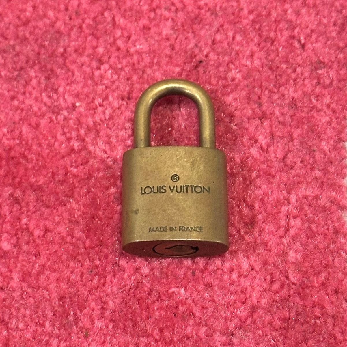 & Other Stories Louis Vuitton Brass Lock – No Key Size ONE SIZE - 2 Thumbnail