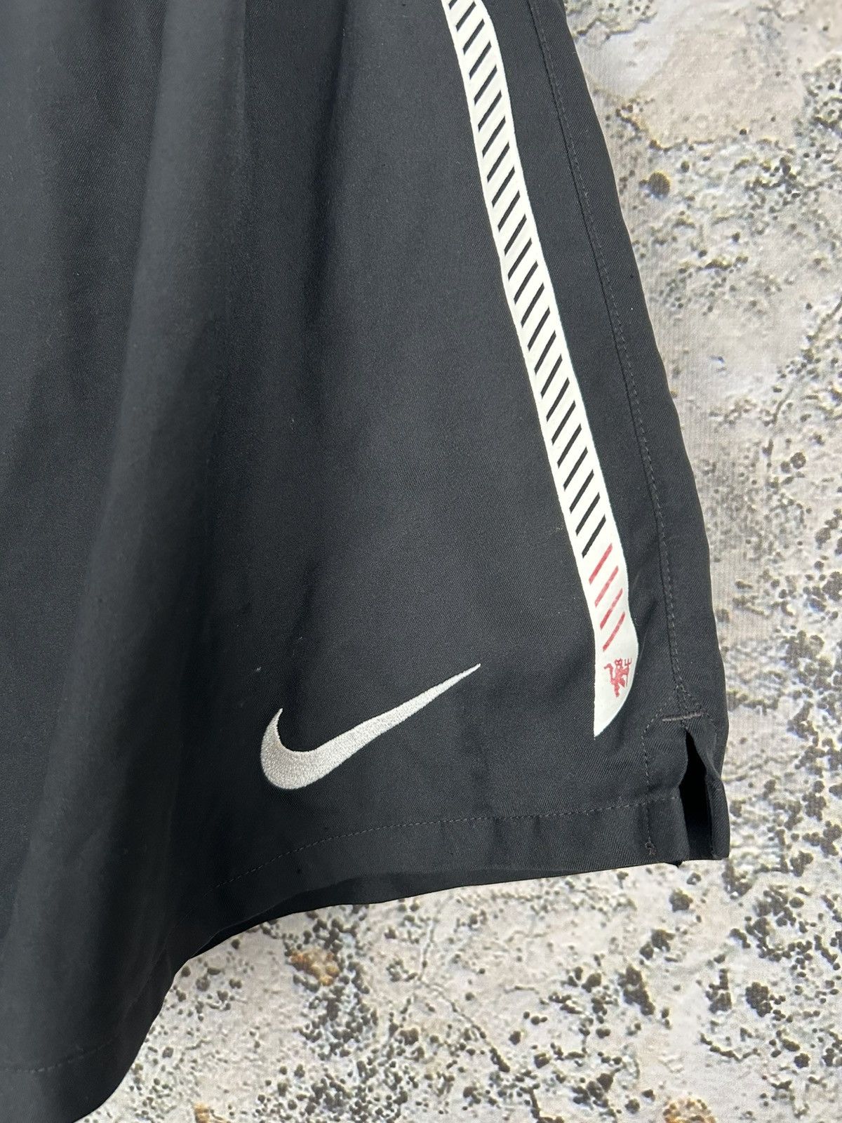 Vintage Vintage Nike Manchester United Soccer Jersey Shorts Football Size US 34 / EU 50 - 3 Thumbnail