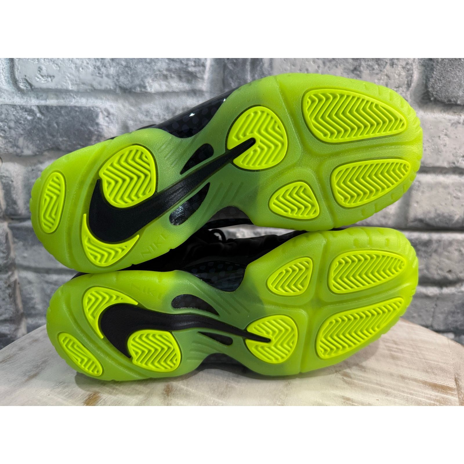 Nike Nike Little Posite One Black Volt Size 5y HF0977-001 Size US 5 / EU 37 - 7 Thumbnail