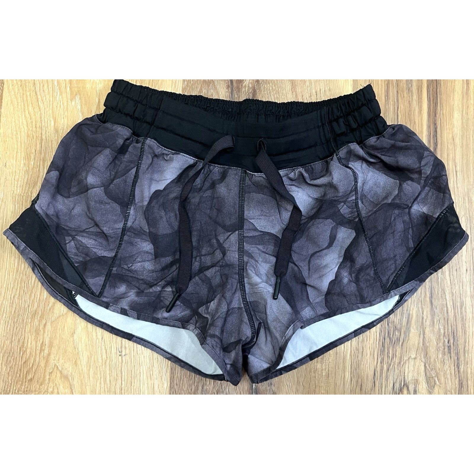 Lululemon VINTAGE Lululemon Hotty Hot Short & Speed Short Women 4 Black Short(s) 3” Inseam 2.5”–3” Printed Black Built-in Lined Womens Size 27" / US 4 / IT 40 - 2 Thumbnail