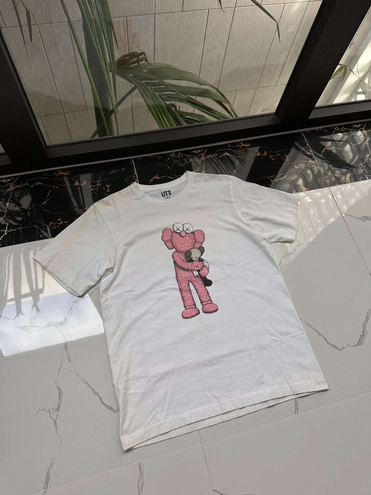 Kaws × Uniqlo UNIQLO X KAWS VIBTAGE BIG LOGO STREETWEAR TEE Size US M / EU 48-50 / 2 - 1 Thumbnail