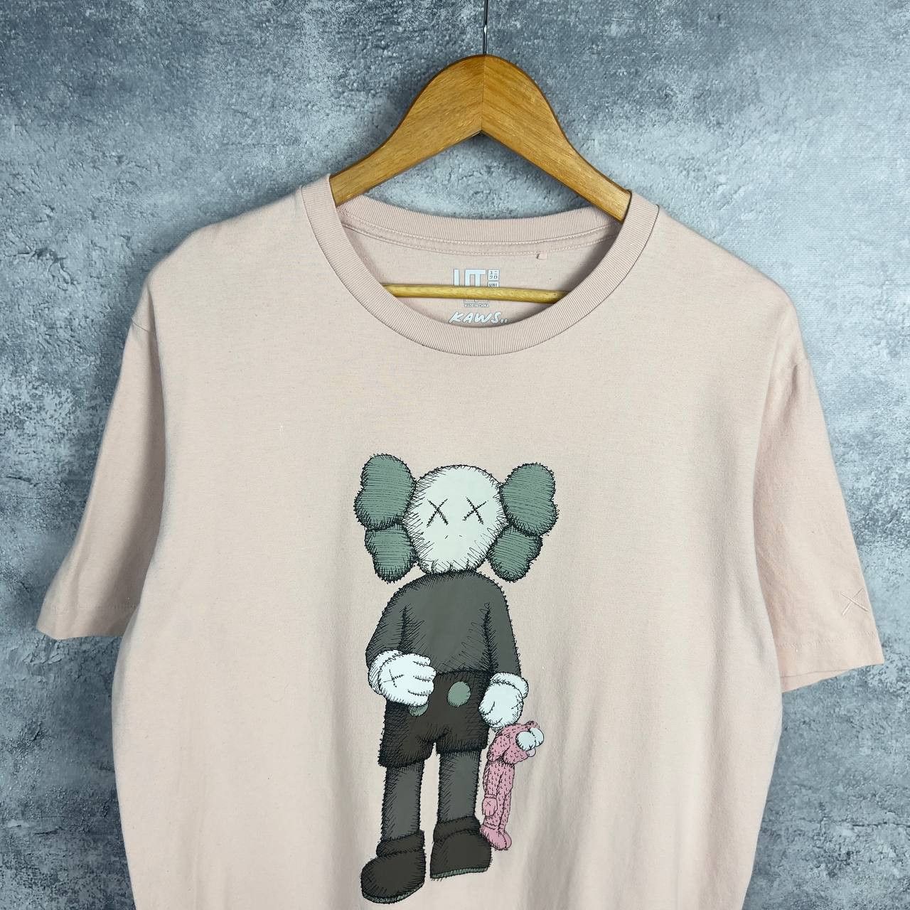 Uniqlo Uniqlo Kaws Tee Men's Size L Beige Pink Cotton Short Sleeve` Size US L / EU 52-54 / 3 - 2 Thumbnail