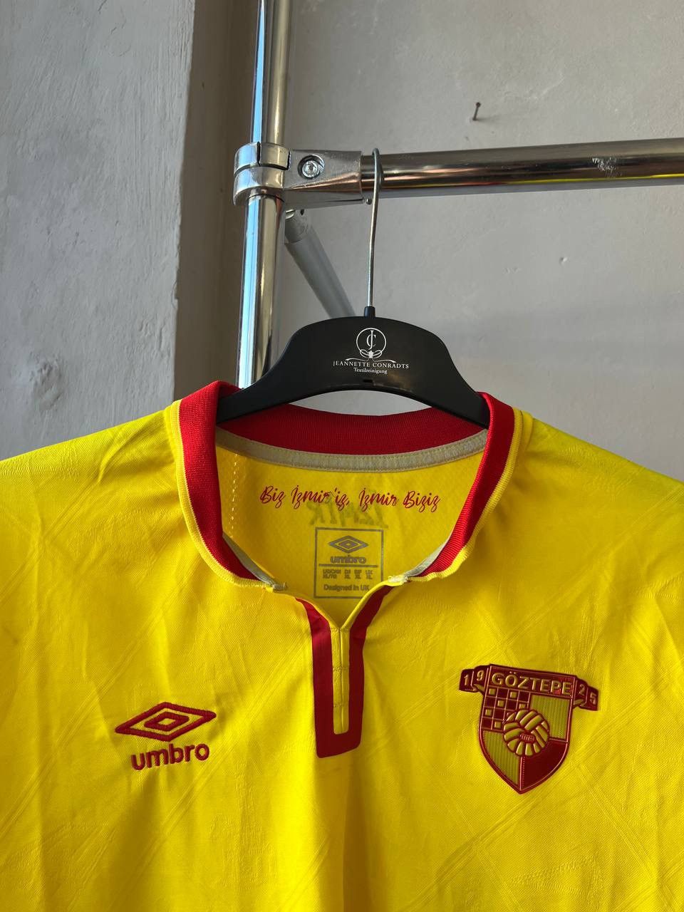 Umbro 2021/22 GOZTEPE AWAY SOCCER JERSEY FOOTBALL SHIRT SIZE XL Size US XL / EU 56 / 4 - 3 Thumbnail