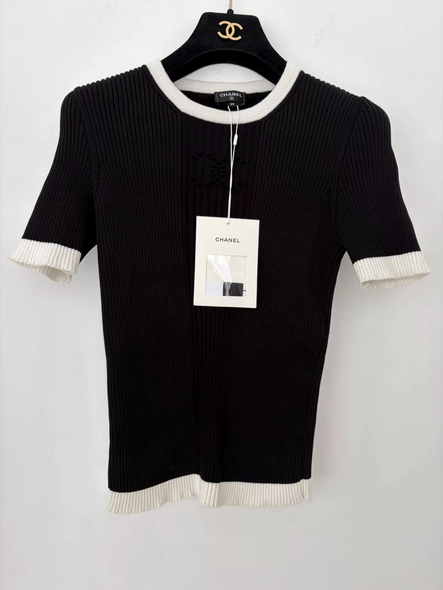 Chanel Chanel 25C Cutout CC Black Short Sleeve Size US S / EU 44-46 / 1 - 1 Thumbnail