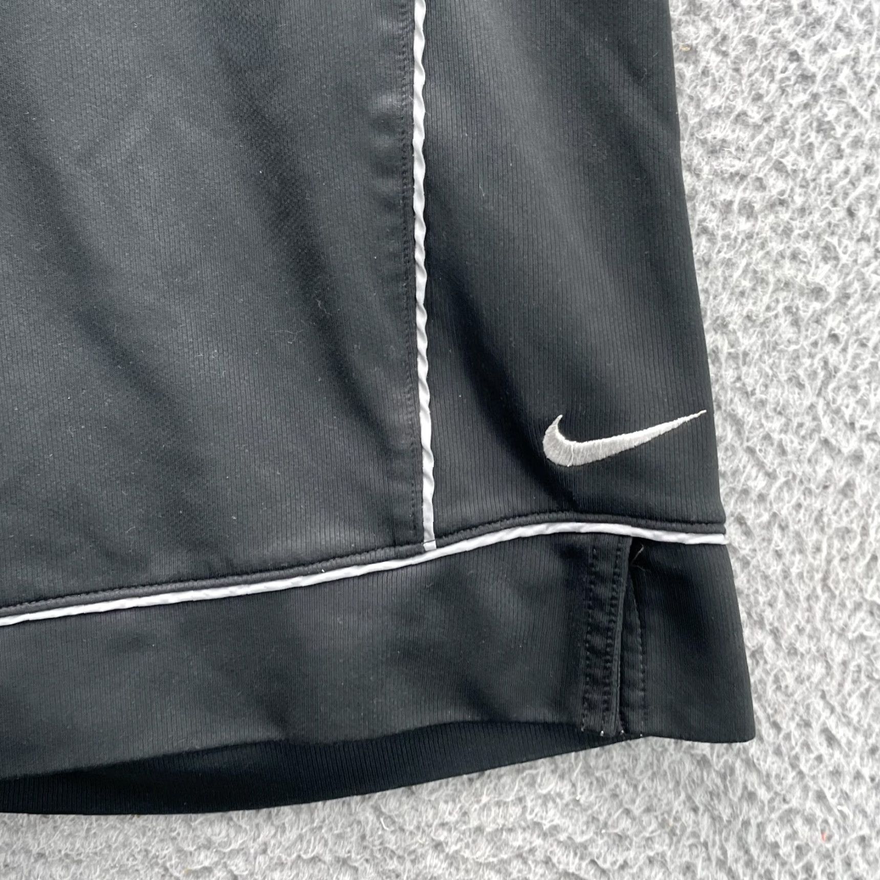Nike VINTAGE Nike Basketball Shorts Men Large Athletic Retro Training 90s Sportswear Shorts Size US 33 - 3 Thumbnail