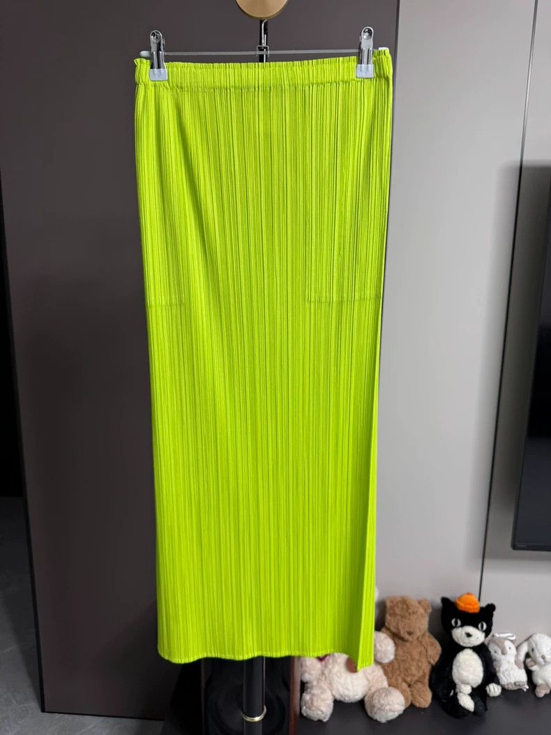 Issey Miyake Issey Miyake size:3 Fluorescent green pleated and colorful Size 22" - 1 Thumbnail
