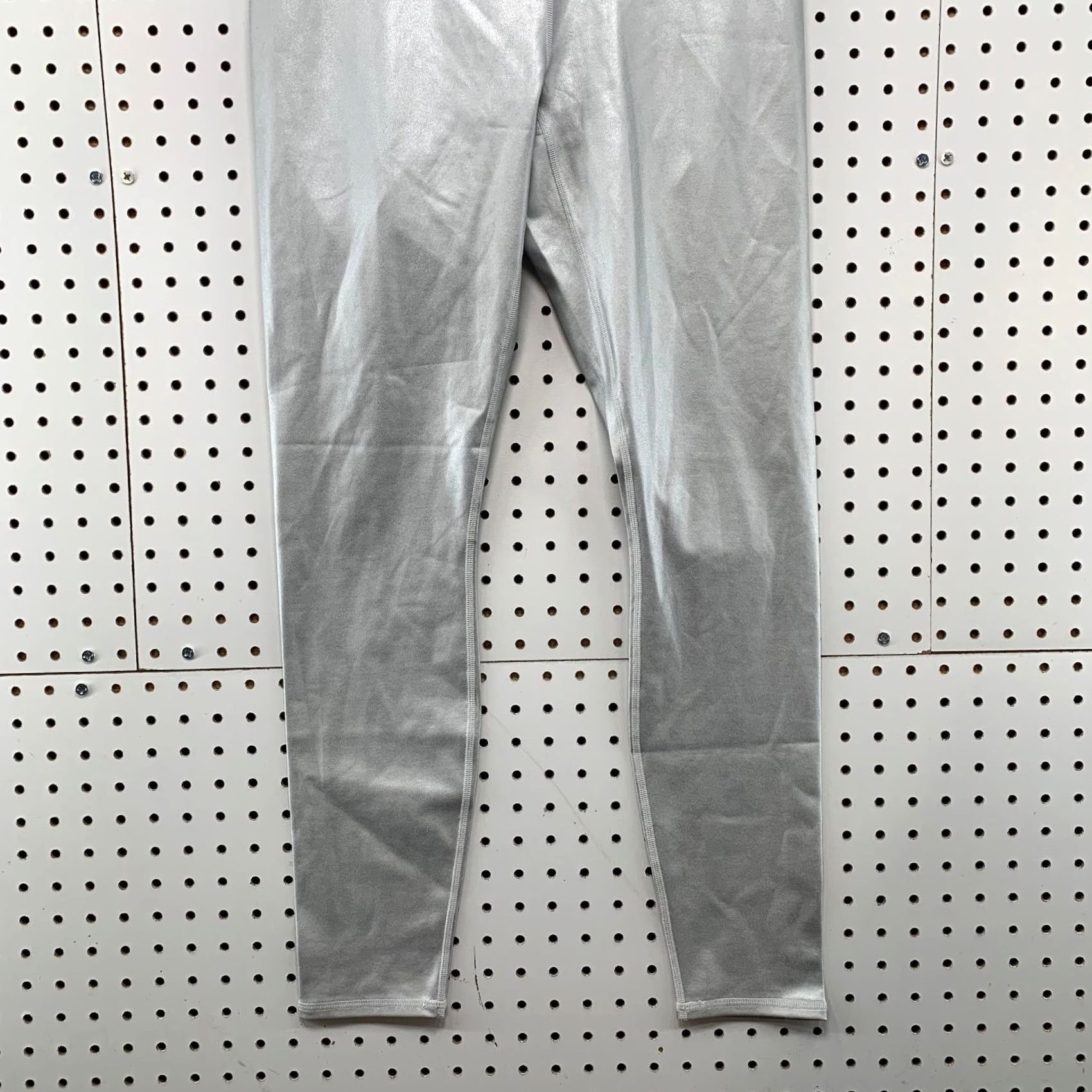 Fabletics Fabletics Leggings Womens Large Shiny Silver 28x28 Casual Active Workout Skinny Inseam 28 in Size 36" / US 14 / IT 50 - 5 Thumbnail