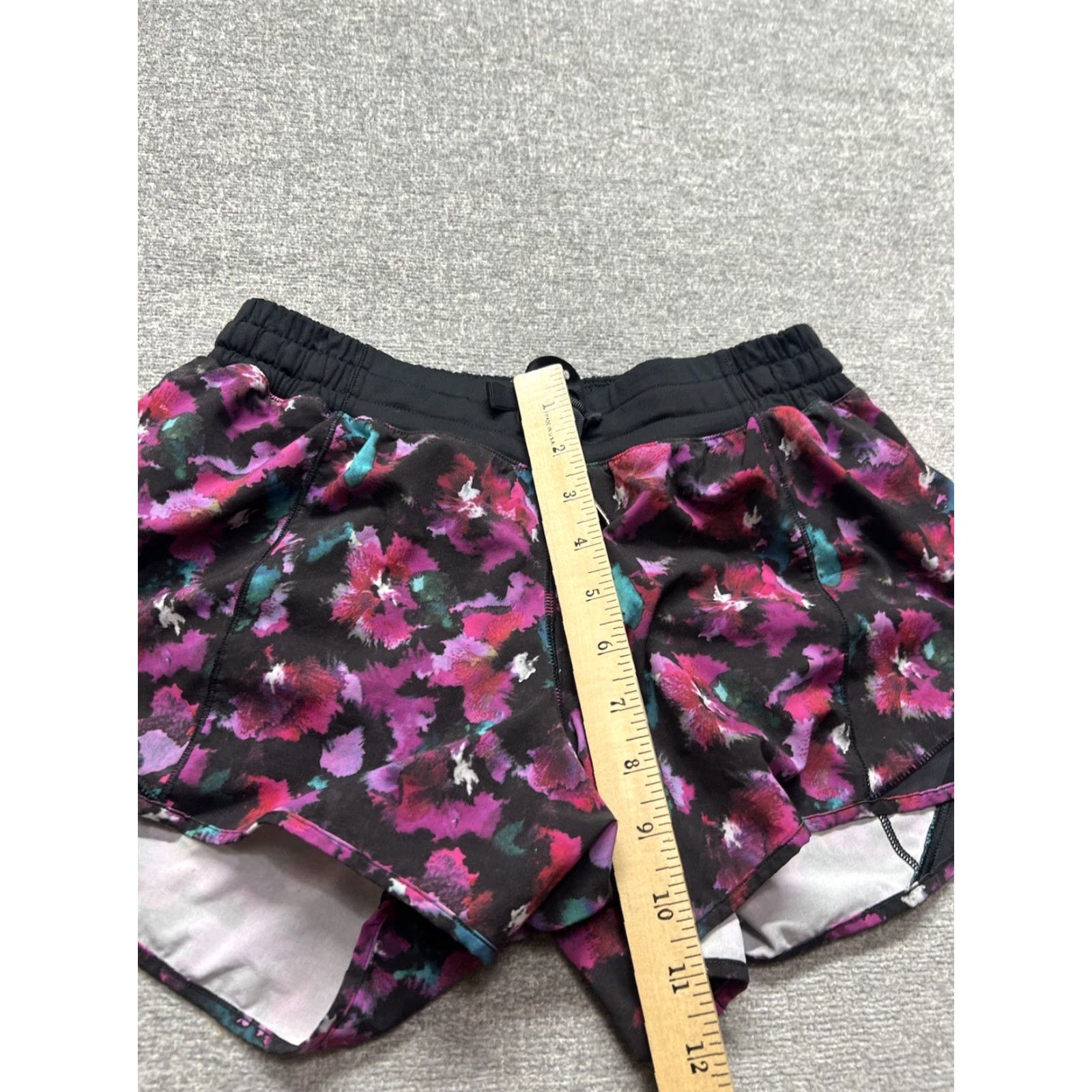 Lululemon Lululemon Hotty Hot Shorts Mini Midnight Bloom Fuchsia Floral Workout Run Size 4 Size 27" / US 4 / IT 40 - 4 Thumbnail