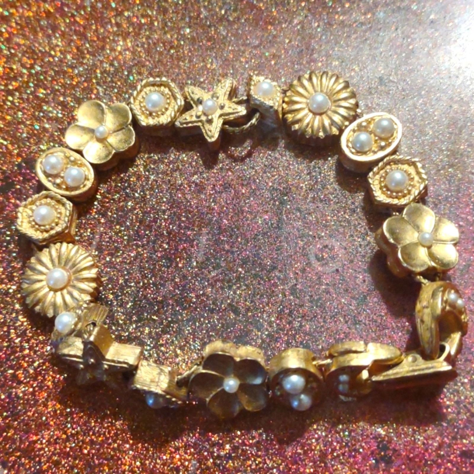 Vintage Beautiful golden bracelet with pearls Size ONE SIZE - 1 Preview