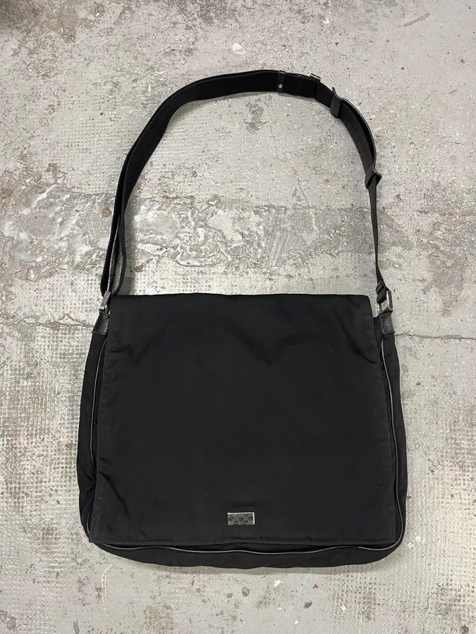 Gucci 2000s Gucci Black Minimalist Messenger Shoulder Bag Size ONE SIZE - 1 Thumbnail