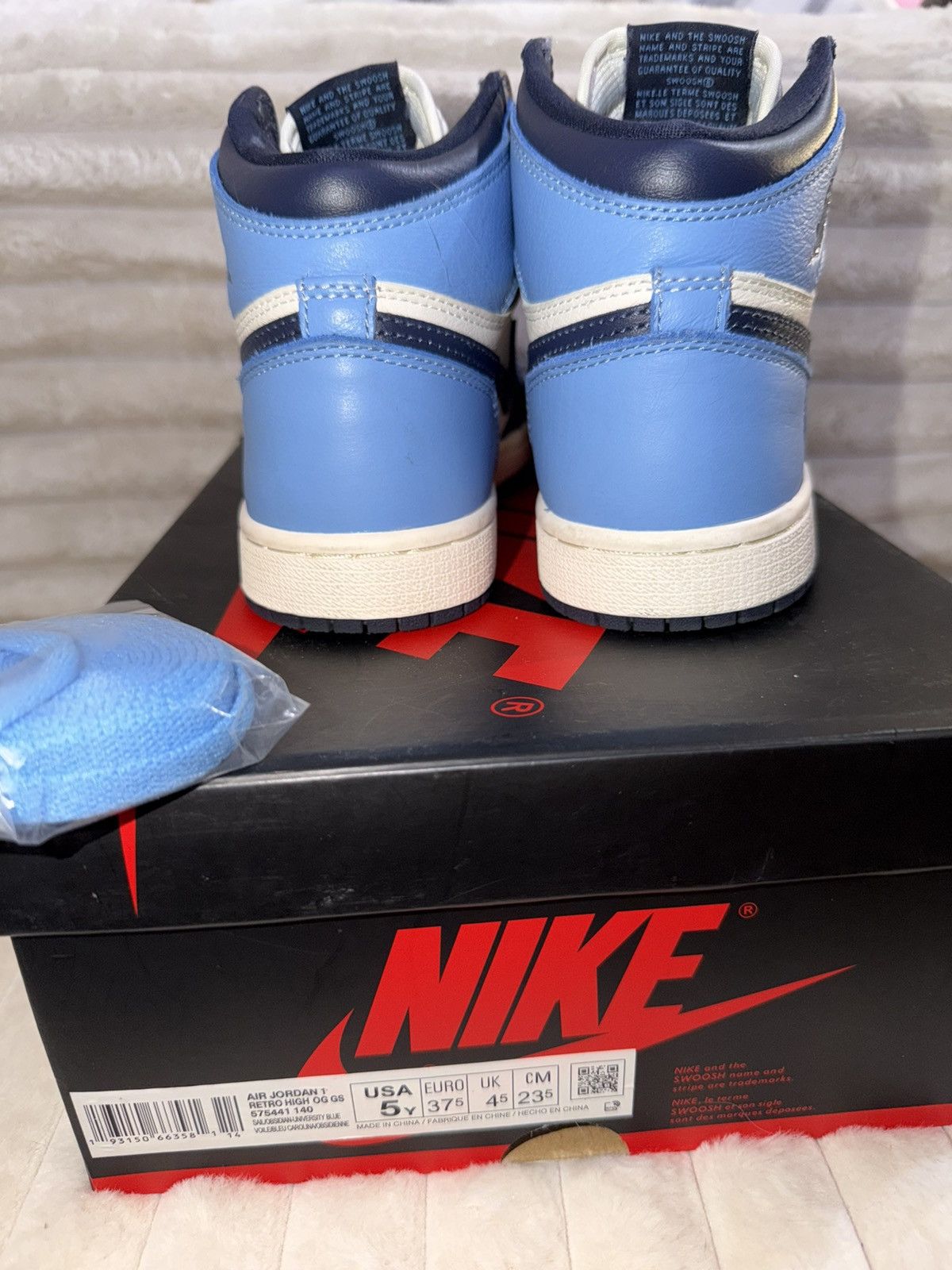 Jordan Brand Air Jordan 1 Retro High OG GS Size 5Y. Obsidian Size US 5 / EU 37 - 5 Thumbnail