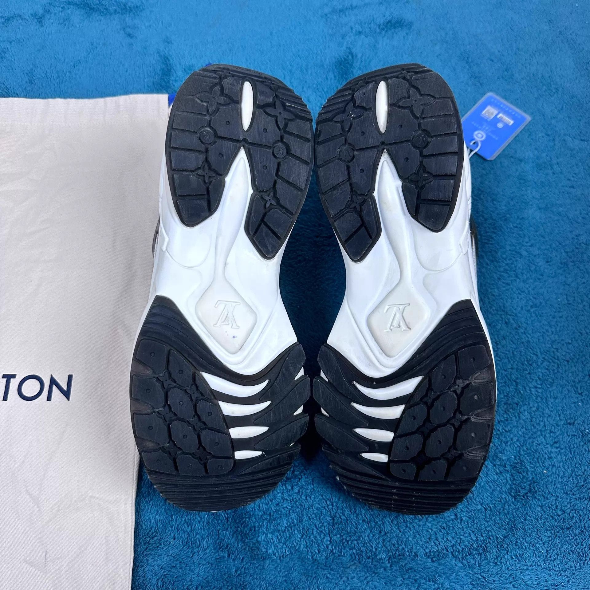 Louis Vuitton LV Run55 Low-Top Sneaker White & Brown Size 39 Size US 8.5 / IT 38.5 - 5 Thumbnail