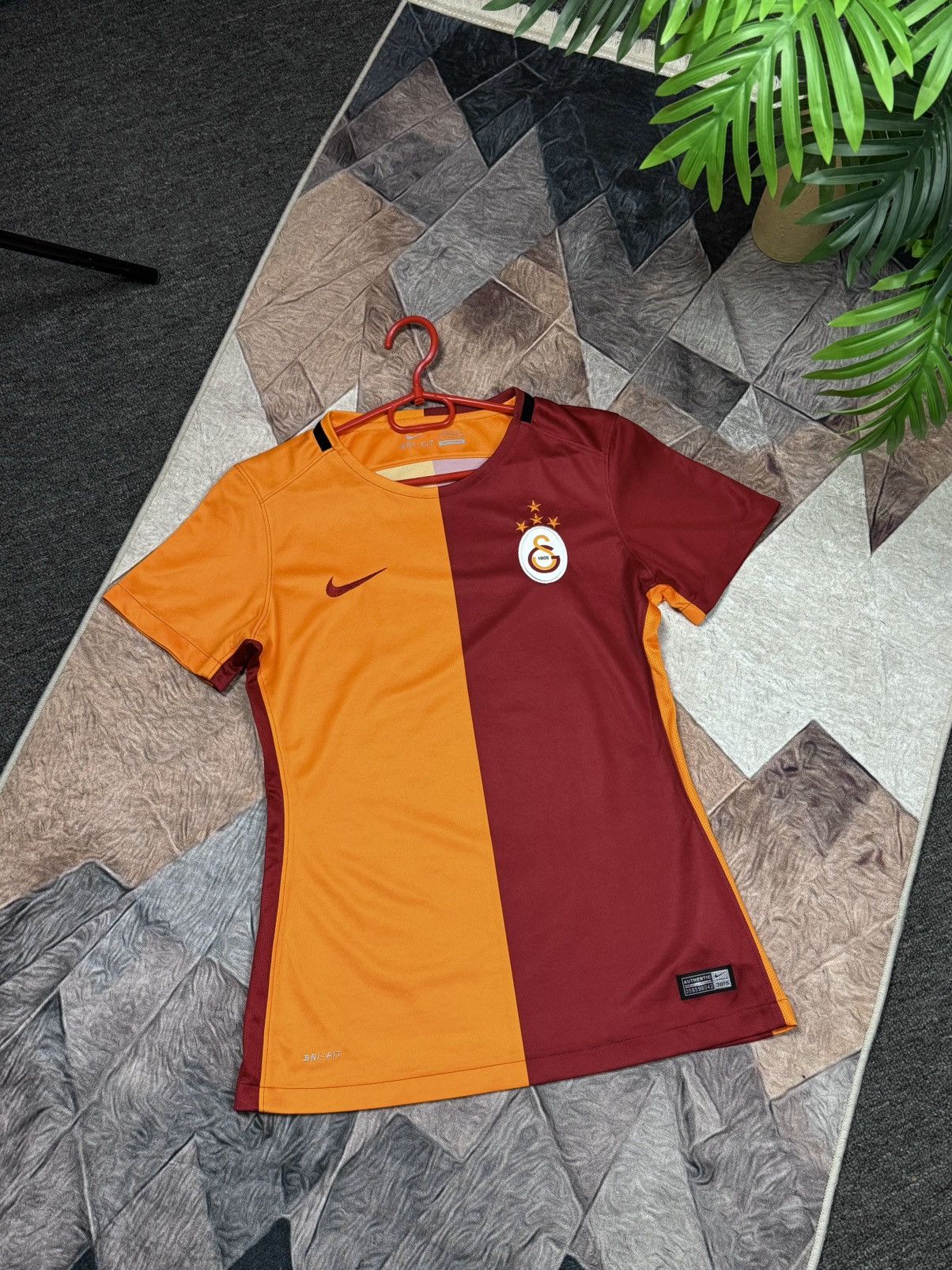 Nike NIKE WOMEN'S GALATASARAY AS 2015/2016 FOOTBALL SHIRT JERSEY Size S / US 4 / IT 40 - 1 Thumbnail