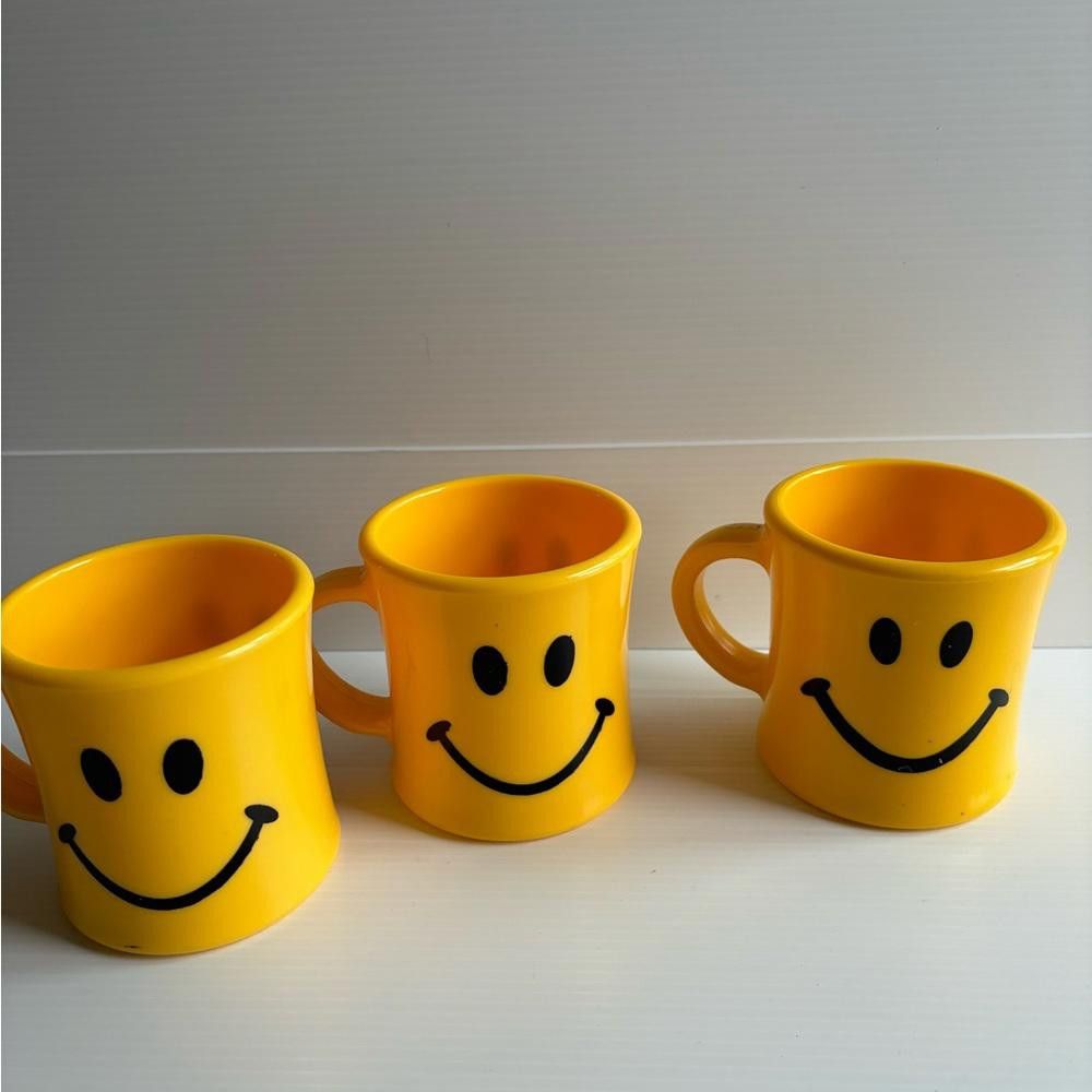 Designer Set of Three Vintage Hard Plastic Smiley Mugs Size ONE SIZE - 1 Thumbnail