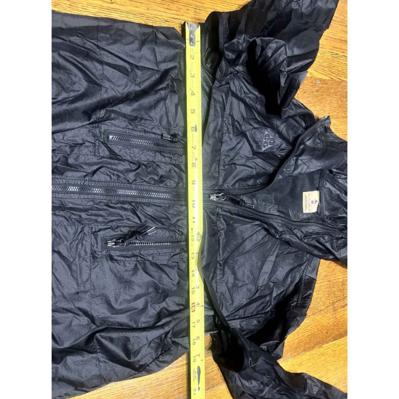 Nike VINTAGE? No. (But adaptively: Nike ACG Women's XS Black Packable Windbreaker Rain Jacket Running Light) Size XS / US 0-2 / IT 36-38 - 3 Thumbnail