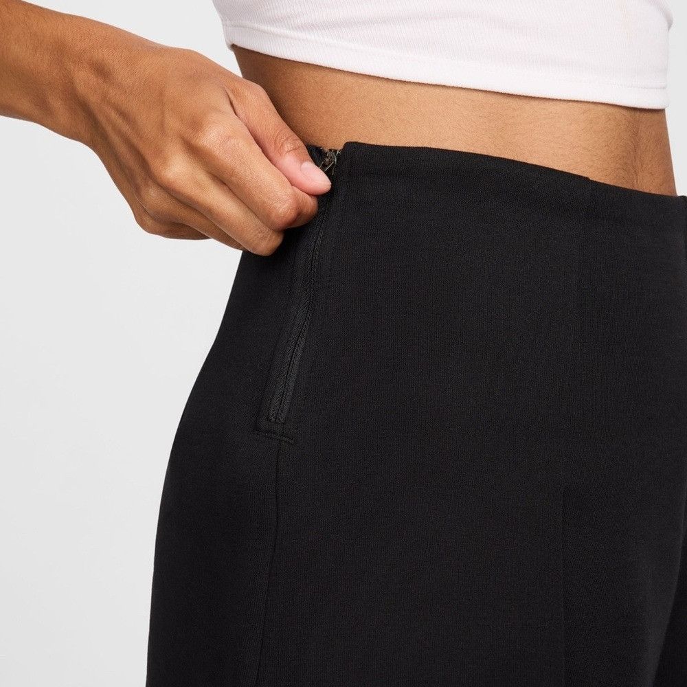 Nike Nike Women's Tech Fleece High Waisted 3” Pleated Shorts NWT Size 26" / US 2 / IT 38 - 16 Thumbnail