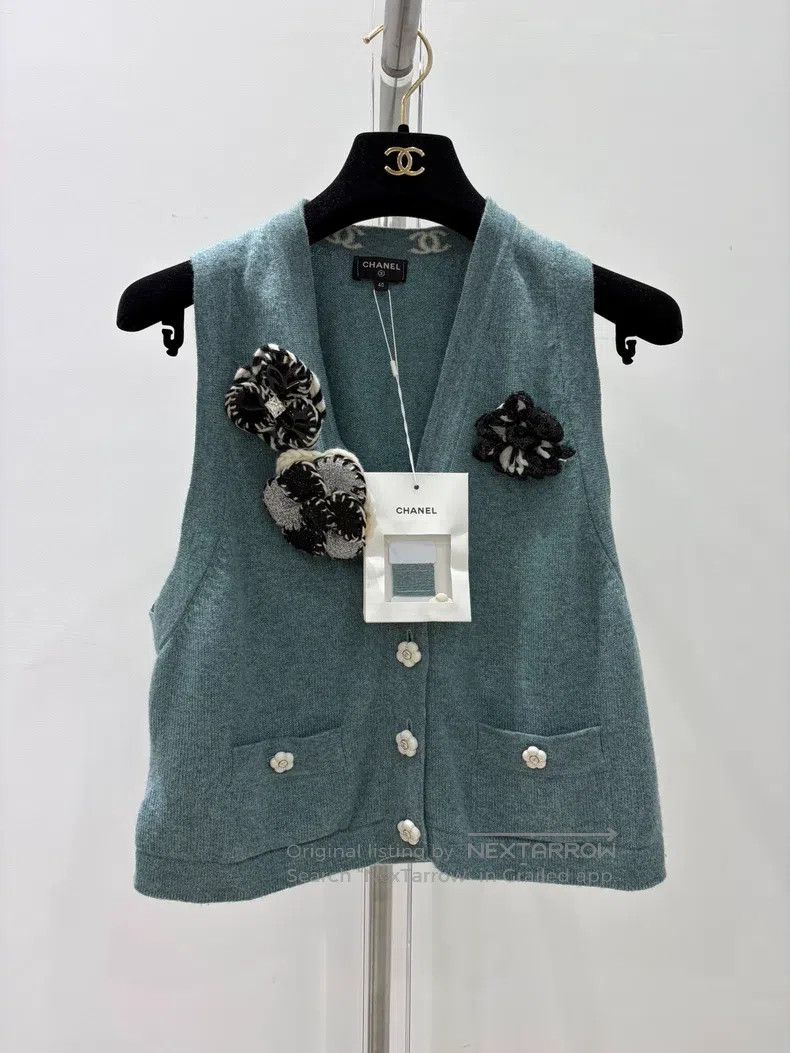 Chanel Chanel Camelia button corse knitted vest Size S / US 4 / IT 40 - 1 Thumbnail