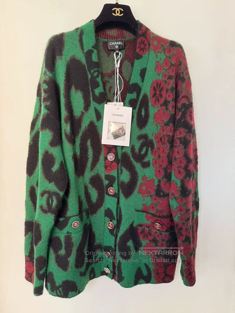 Chanel Chanel Red and green horse sea hair leopard print V-neck l Size XS / US 0-2 / IT 36-38 - 1 Thumbnail
