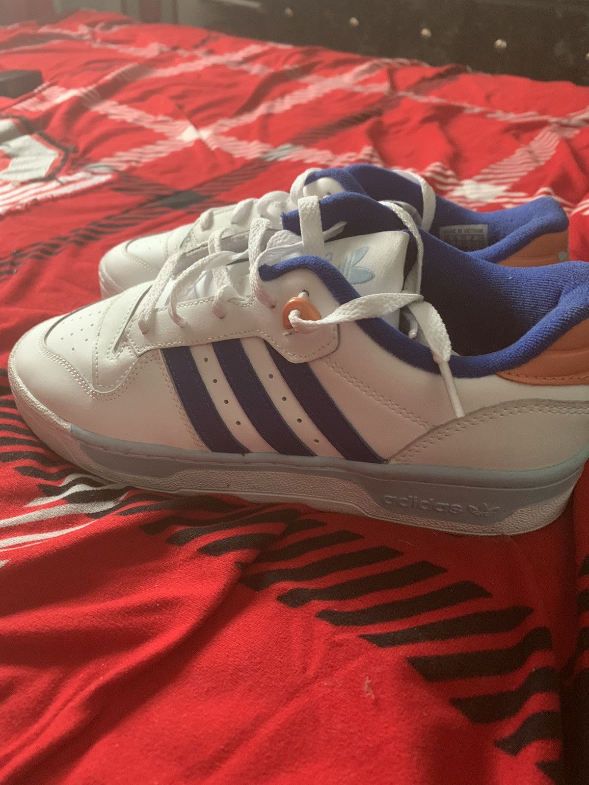 Adidas *New* adidas low top Size US 7.5 / EU 40-41 - 3 Thumbnail