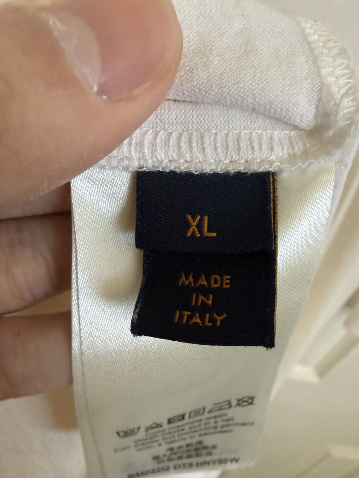 Louis Vuitton Louis Vuitton Embossed T Shirt Size US XL / EU 56 / 4 - 16 Thumbnail