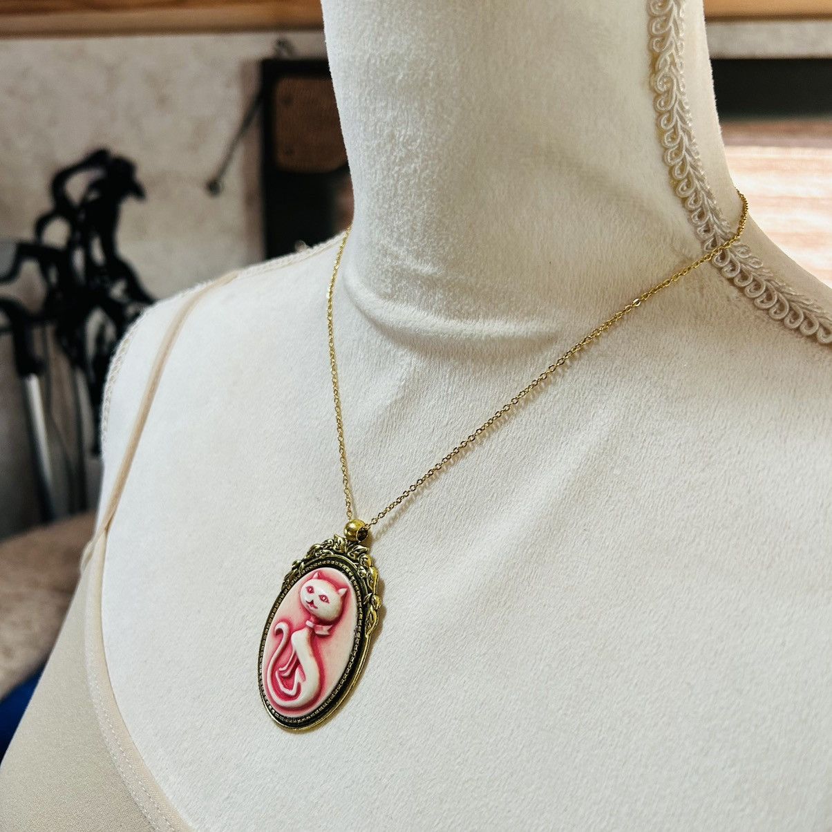 Handmade Handcrafted rose sitting pretty kitty cat cameo necklace Size ONE SIZE - 4 Thumbnail