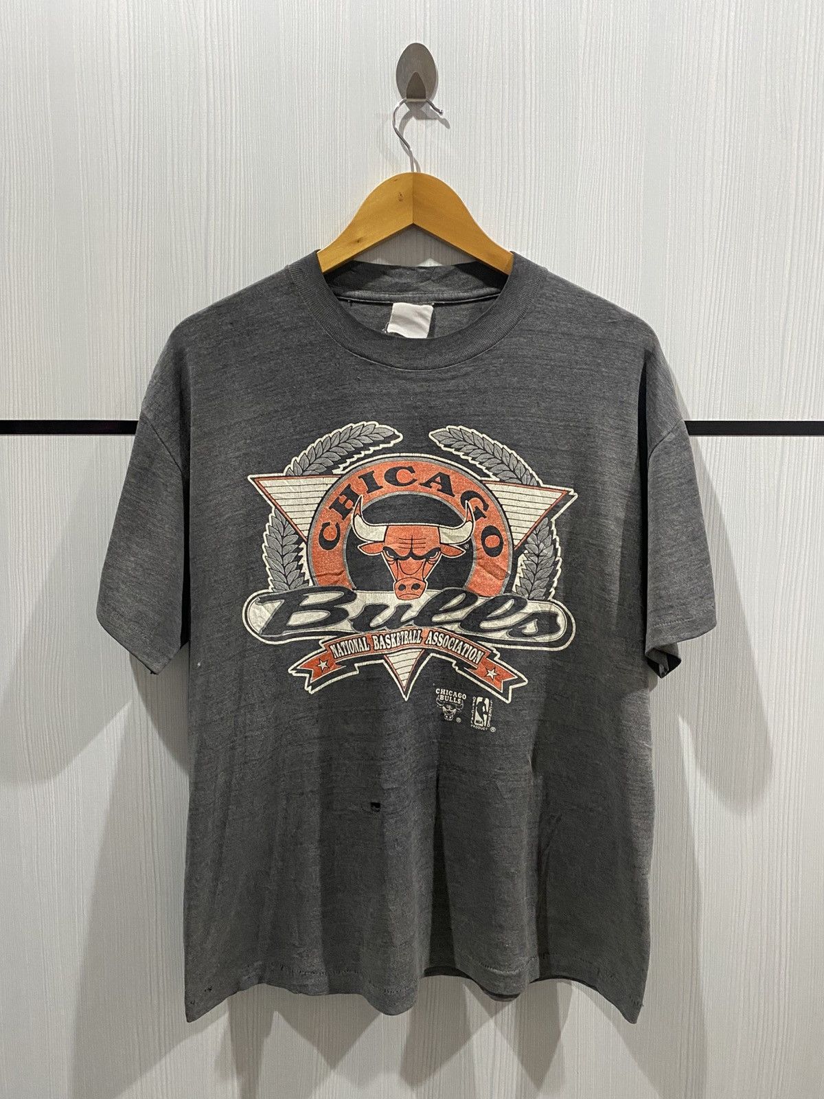 NBA × Vintage Vintage Faded Distressed Chicago Bulls Tee Size US XL / EU 56 / 4 - 1 Thumbnail