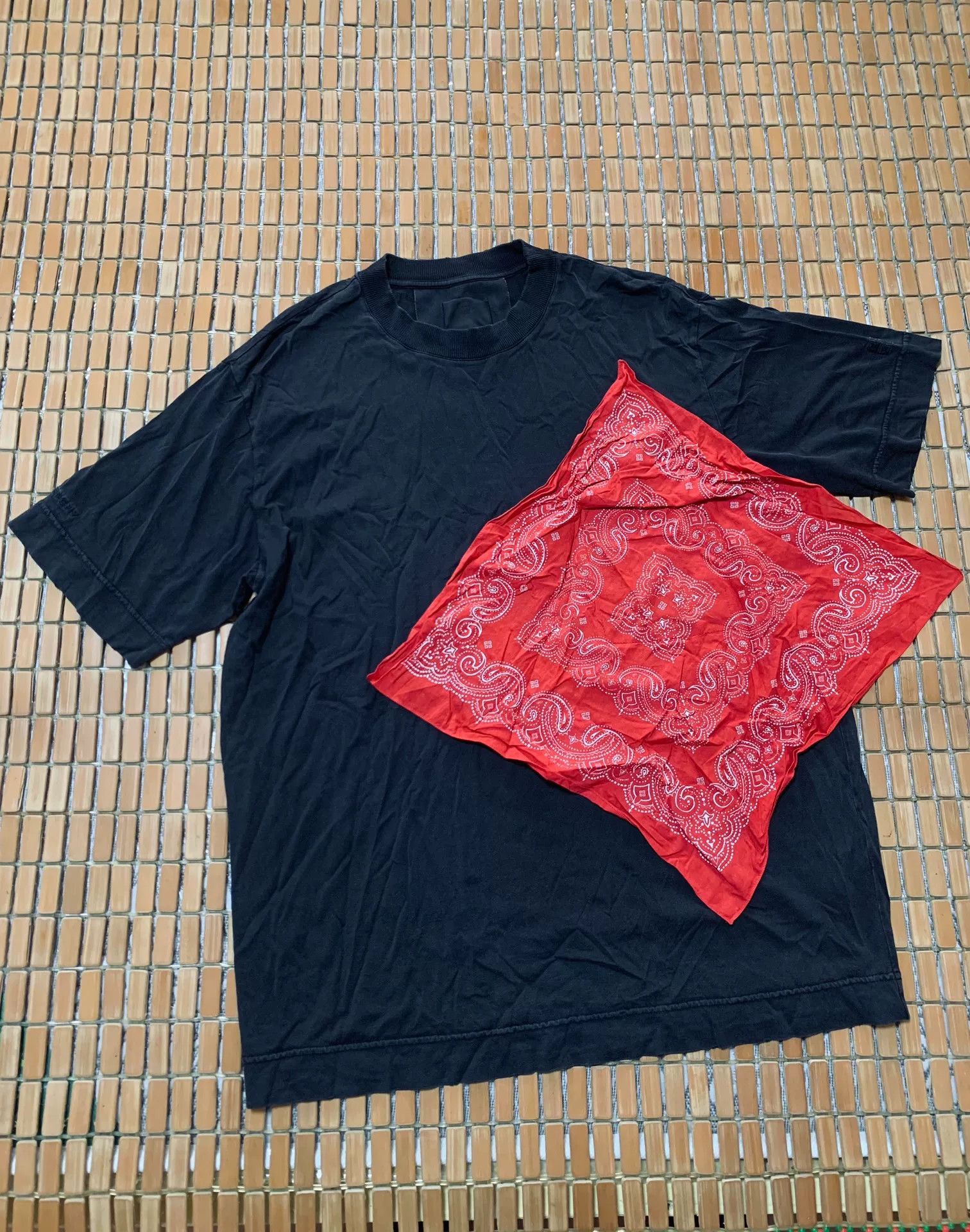 Givenchy Givenchy Bandana Patch Distressed Short Sleeve Size US S / EU 44-46 / 1 - 1 Thumbnail