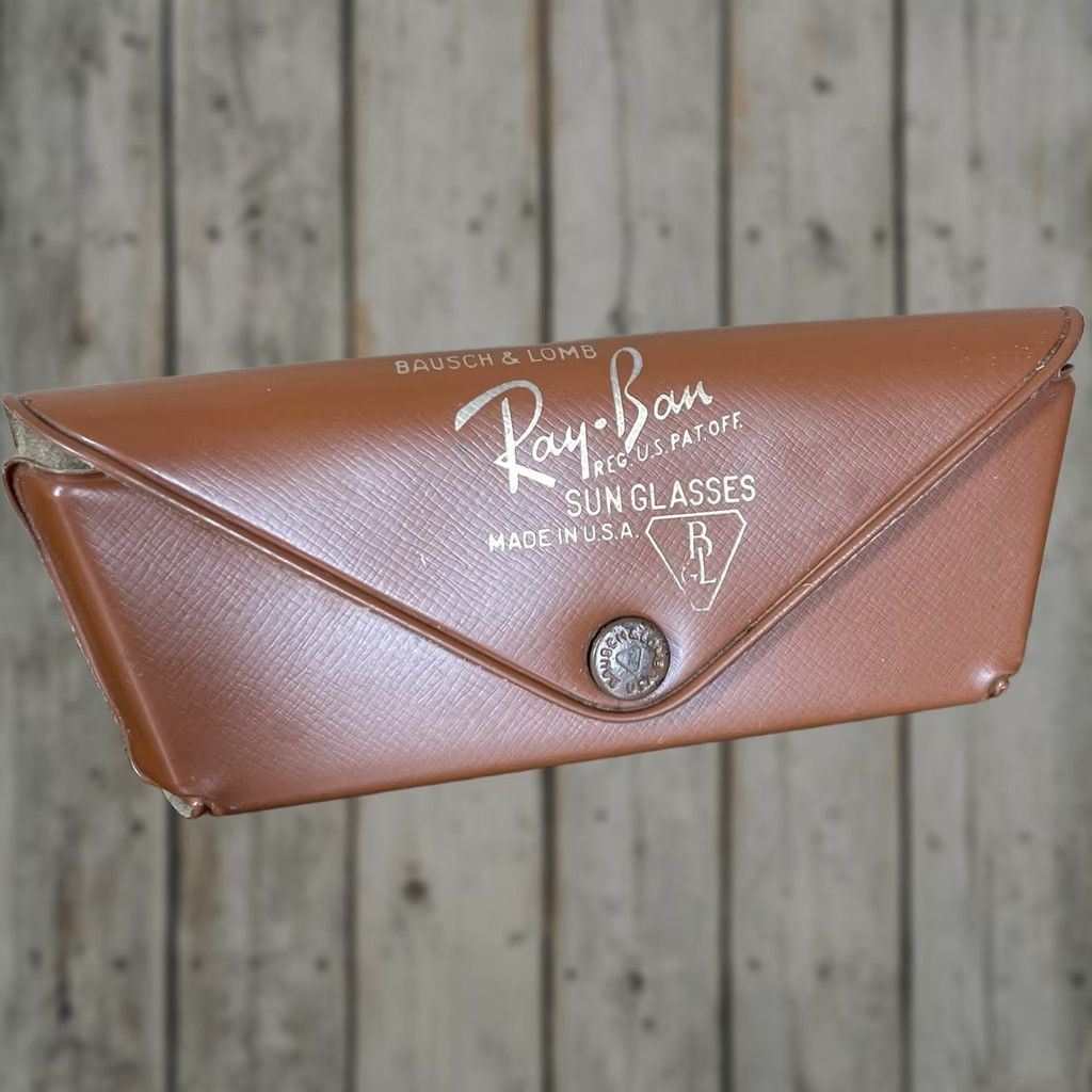 Vintage VINTAGE Ray-Ban Sunglasses Clip On Case Belt Vinyl WWII Military/Landgirl Gold Unisex Adult 1950s 1940s Bausch & Lomb Size ONE SIZE - 1 Thumbnail