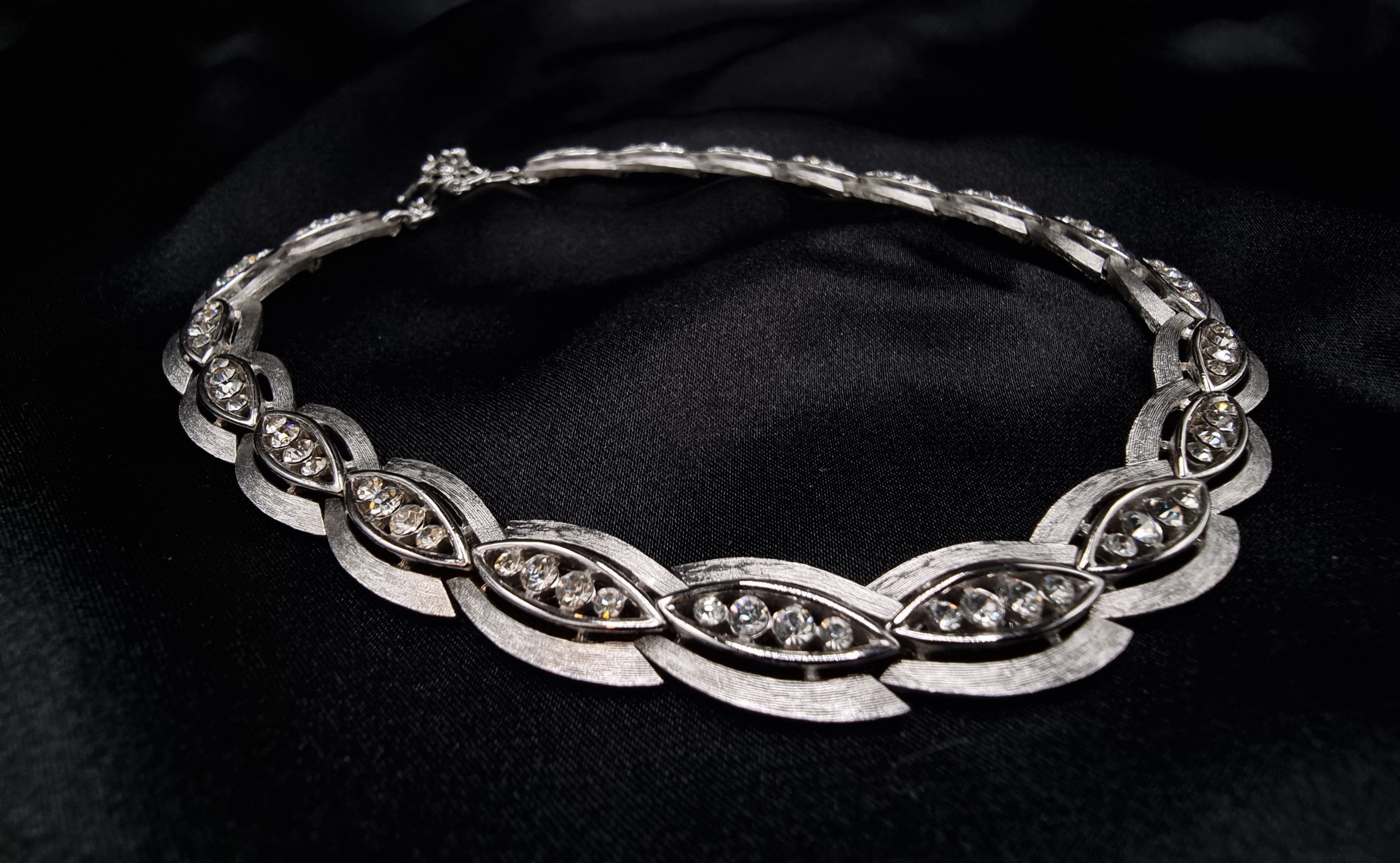 Vintage Rare Find Vintage 1960s Crown Trifari Silver-Tone Choker Nec Size ONE SIZE - 1 Thumbnail